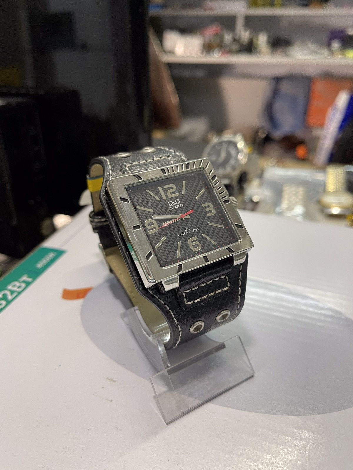 Q&Q quartz watch man classic luxury bracelet.
