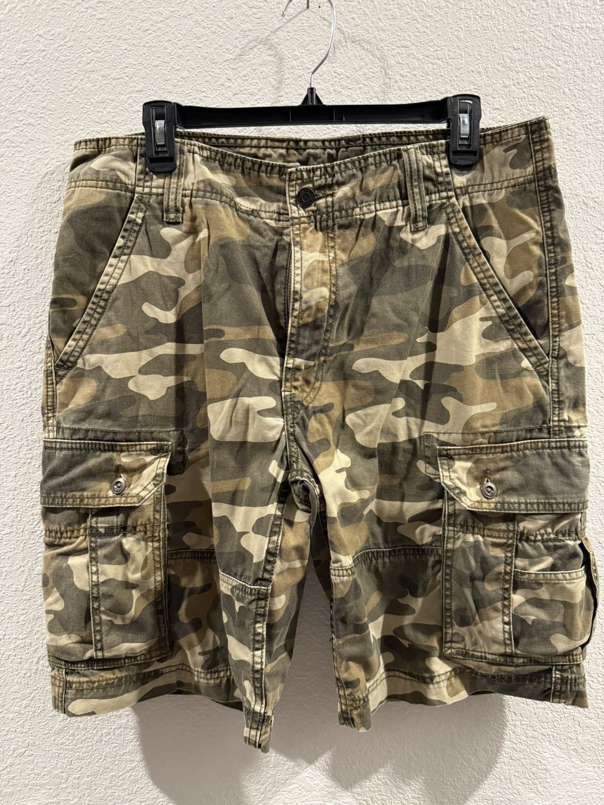 Levi's Levi’s Camo Cargo Shorts Size US 33 - 1 Thumbnail