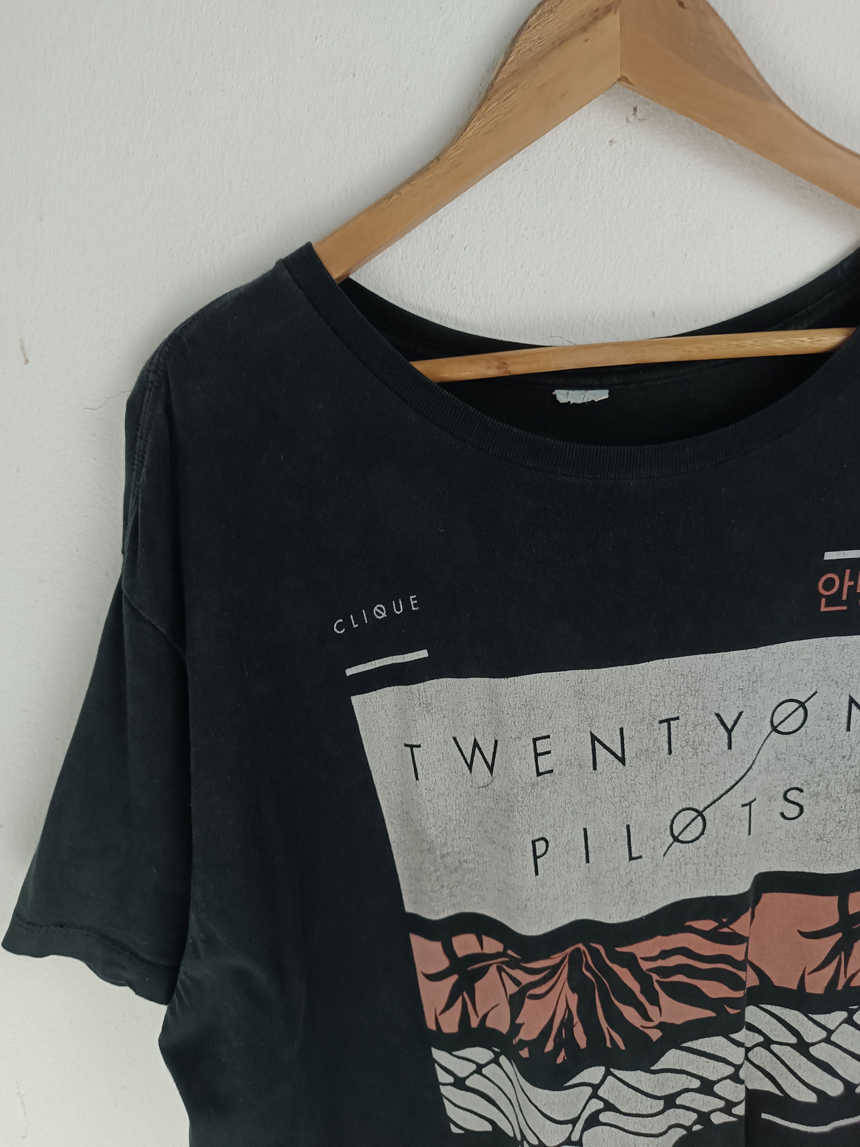 Band Tees THRASH FADED VINTAGE TWENTY ONE PILOT SOUTH KOREA TOUR TEE Size US XL / EU 56 / 4 - 5 Thumbnail