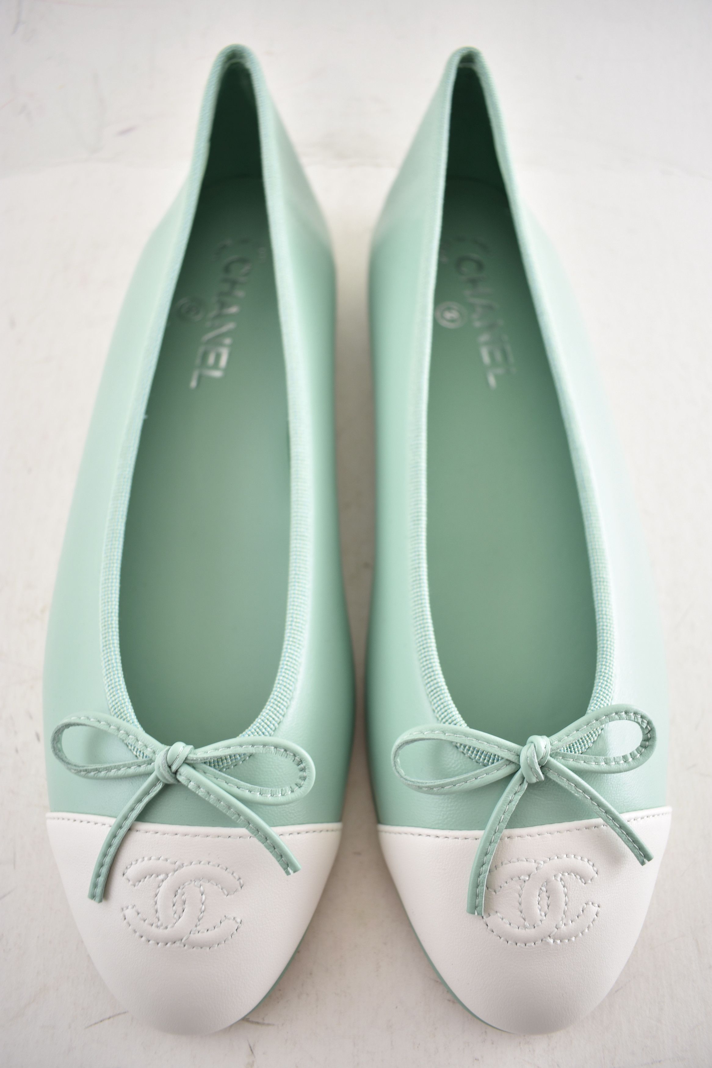 Chanel 26S Mint White Leather CC Logo Ballet Ballerina Flat 38 Size US 8 / IT 38 - 8 Thumbnail