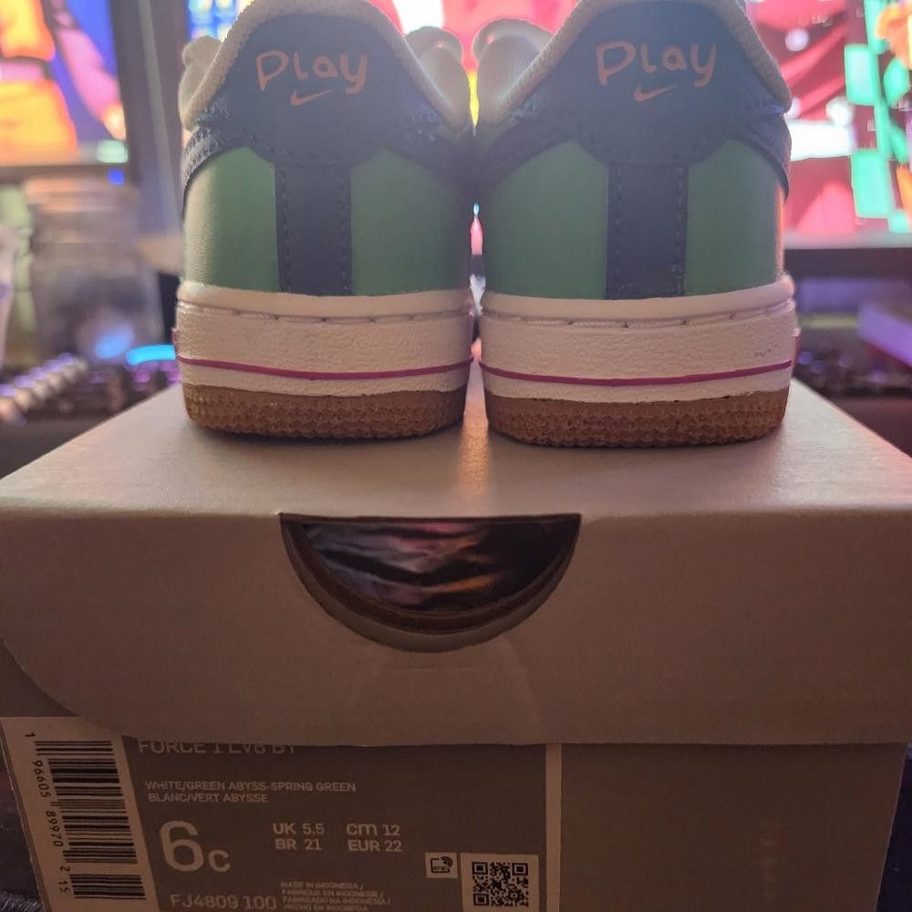Nike Nike Kids' Air Force 1 Low Sneakers - Green & White Size US 6 / EU 39 - 6 Thumbnail