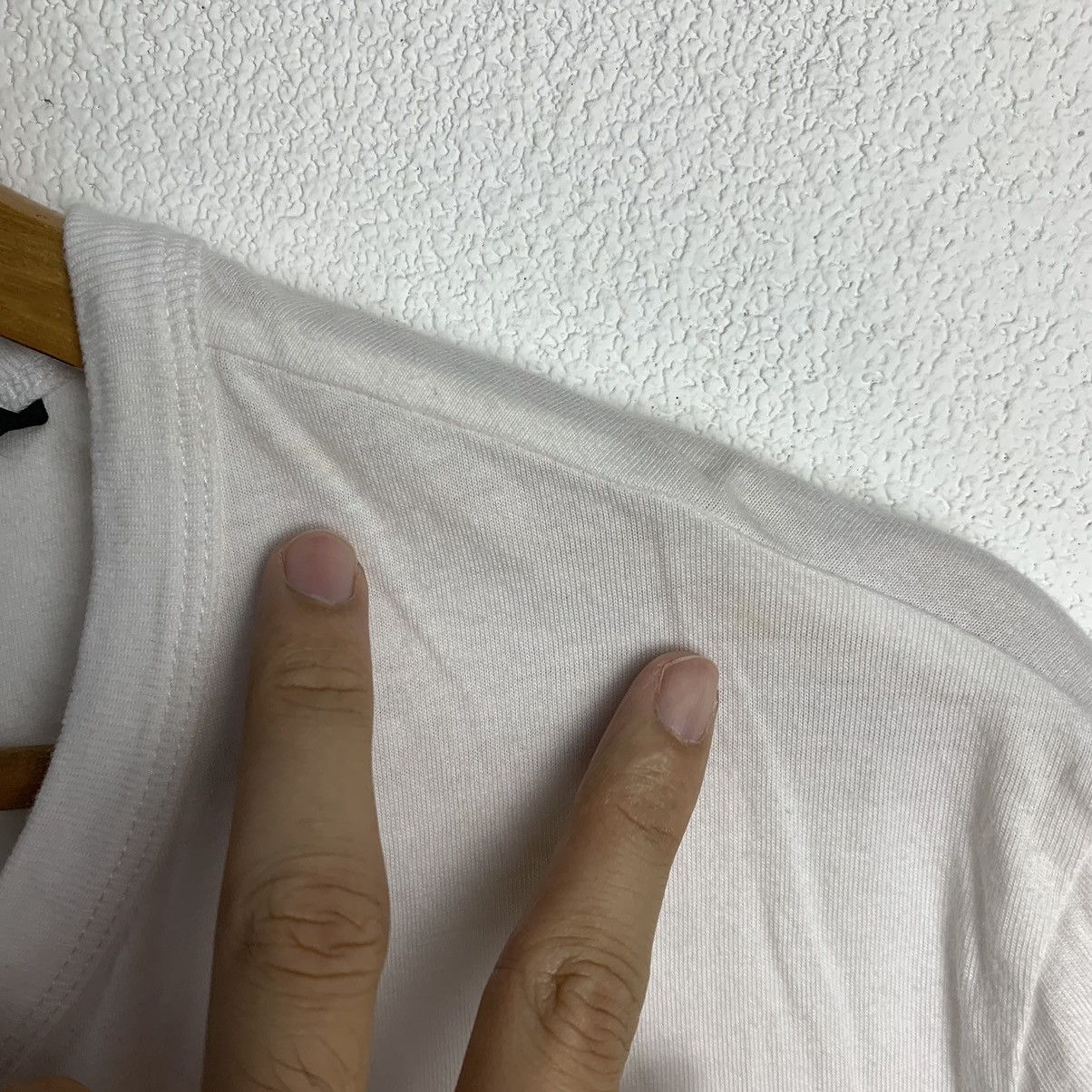Designer × Kenneth Cole Kenneth Cole T-Shirt White V-Neck Size US L / EU 52-54 / 3 - 6 Thumbnail