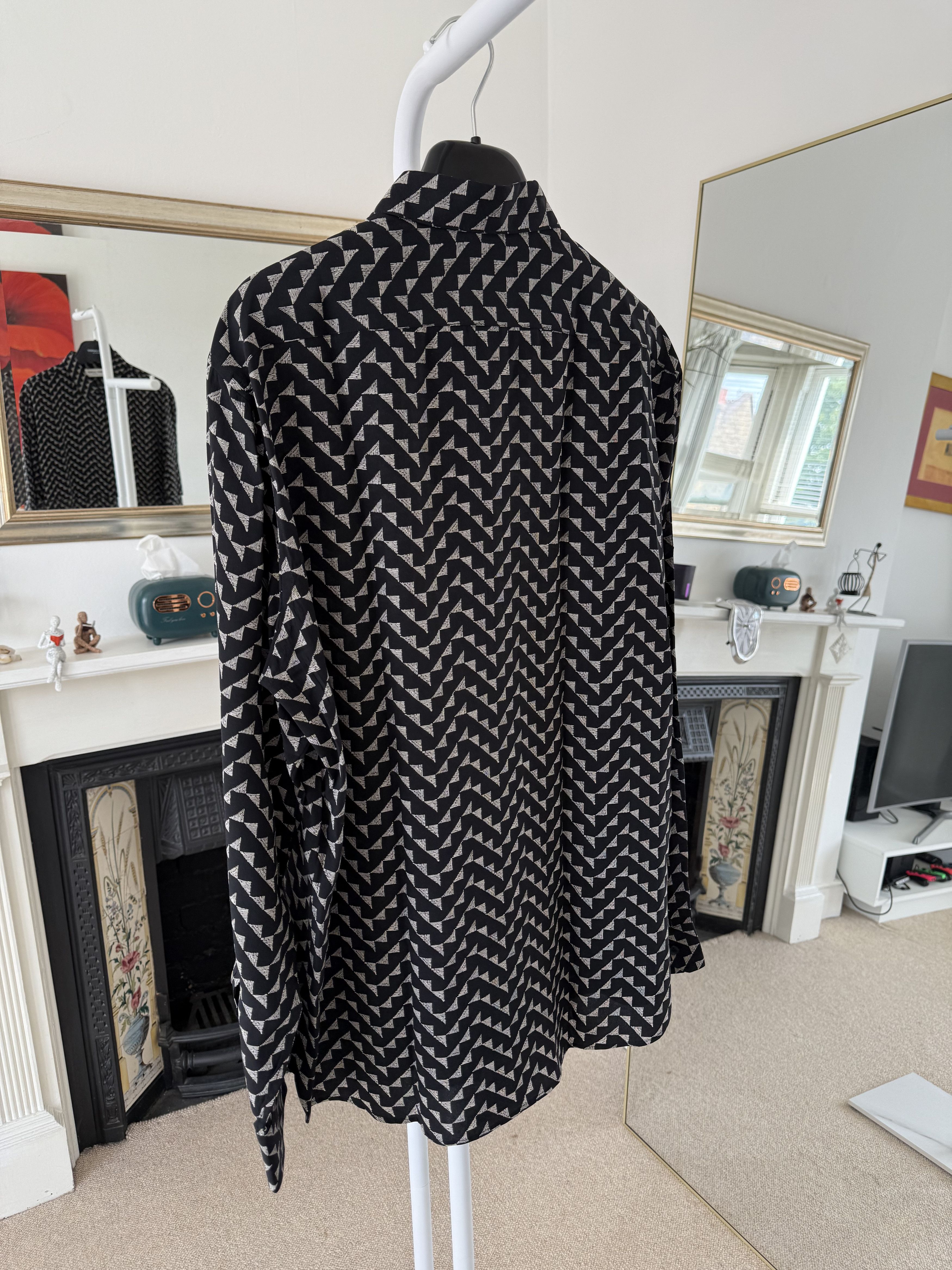 Saint Laurent Paris Saint Laurent Silk Silver Triangle Shirt Size US L / EU 52-54 / 3 - 4 Thumbnail