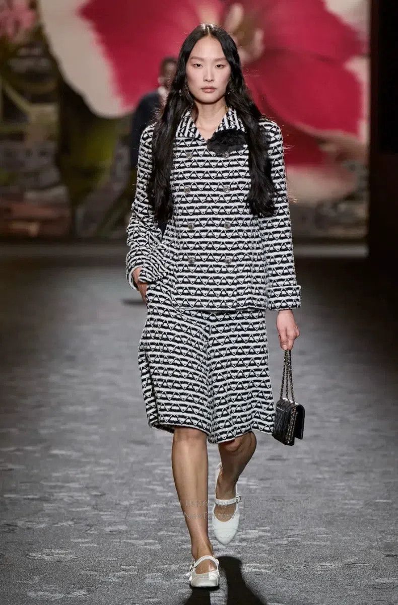 Chanel Chanel 24s black and white sequin wavy tweed jacket Size XS / US 0-2 / IT 36-38 - 1 Thumbnail