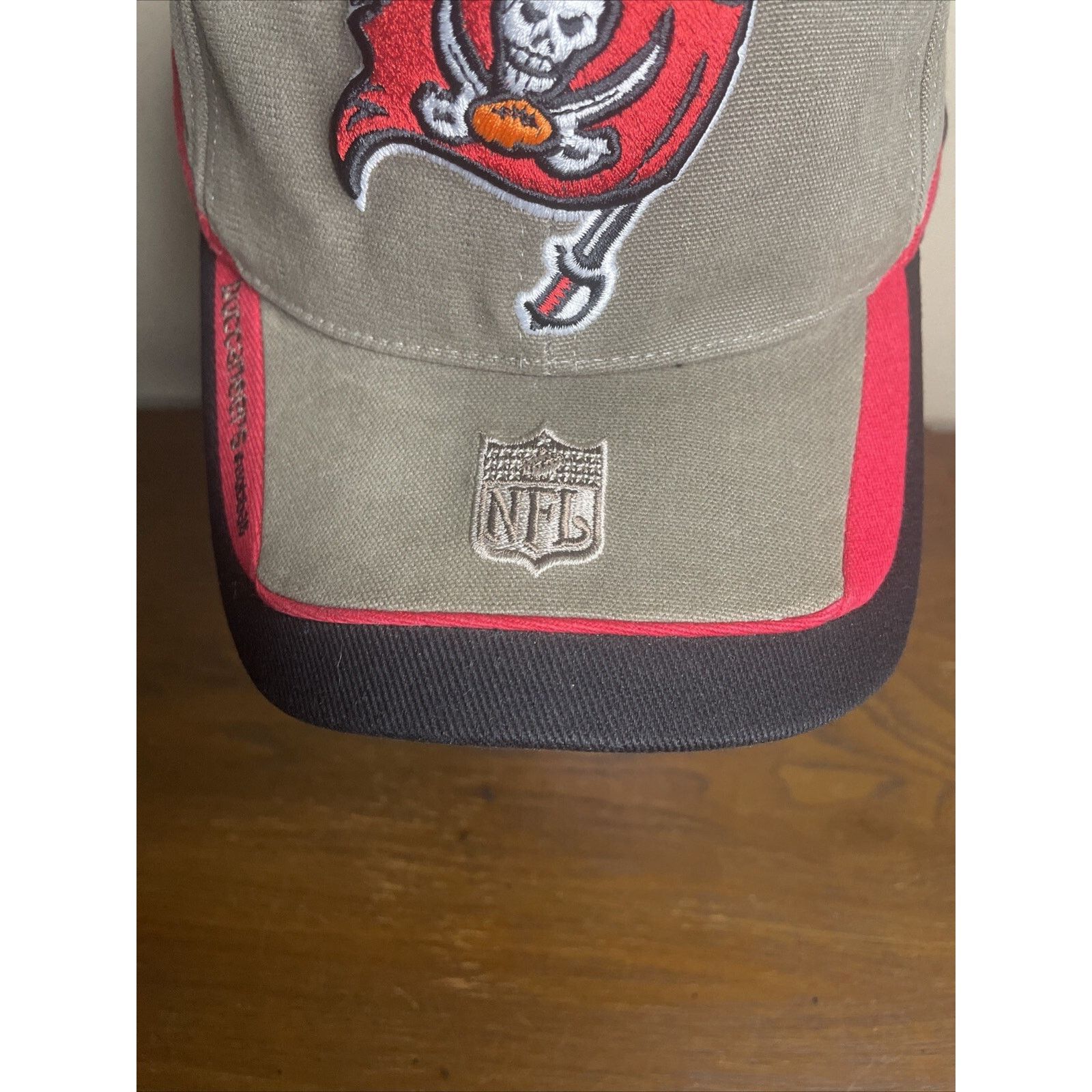 Reebok VTG Reebok Tampa Bay Buccaneers Adjustable NFL NWOT Size US L / EU 52-54 / 3 - 3 Thumbnail