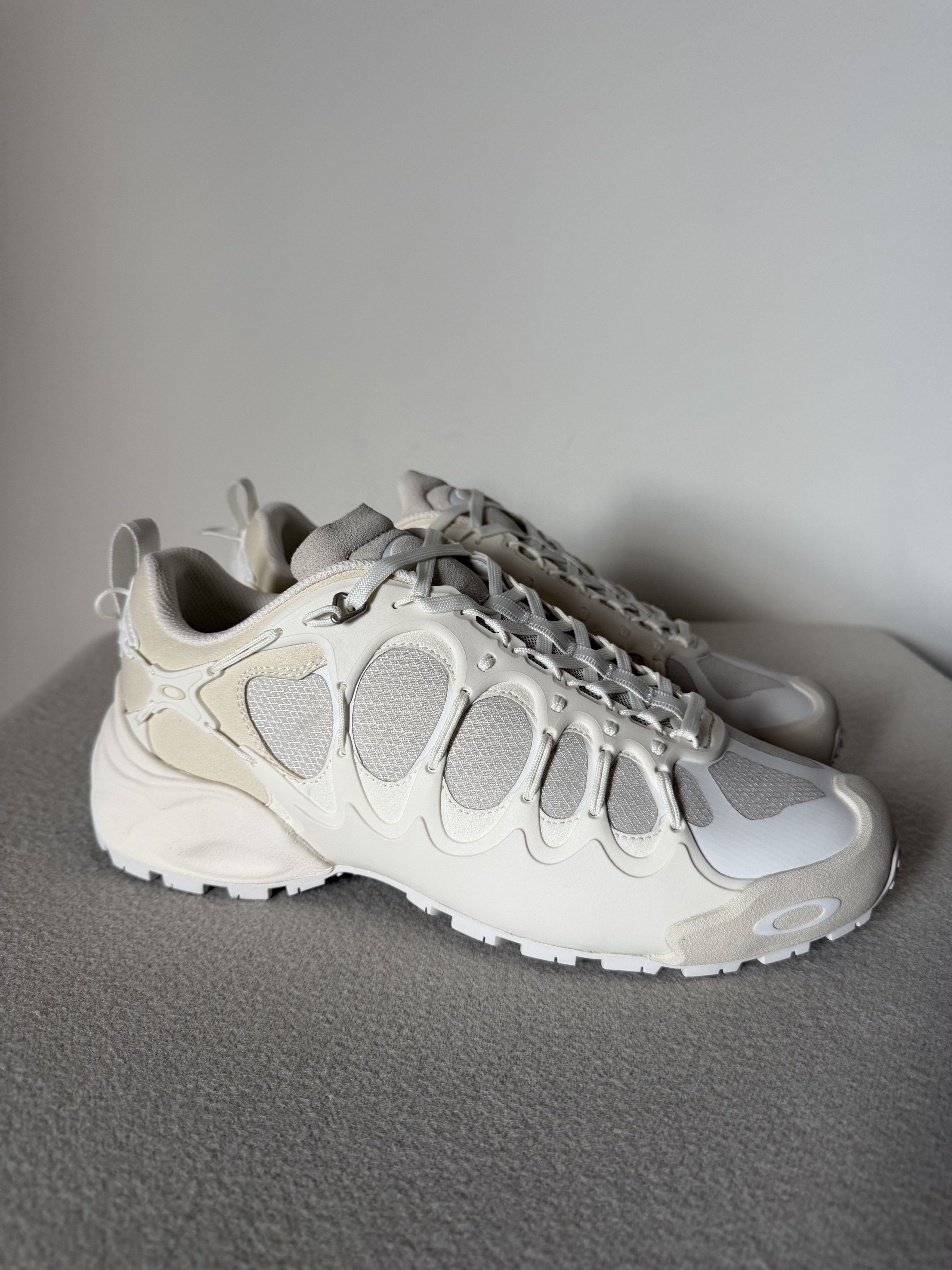 Vintage Y2K Oakley Megajoule Sneakers White/Gray Skater
Size 8 Men’s Rare Vintage Y2K Oakley Spline streetwear | Mercari main image 4