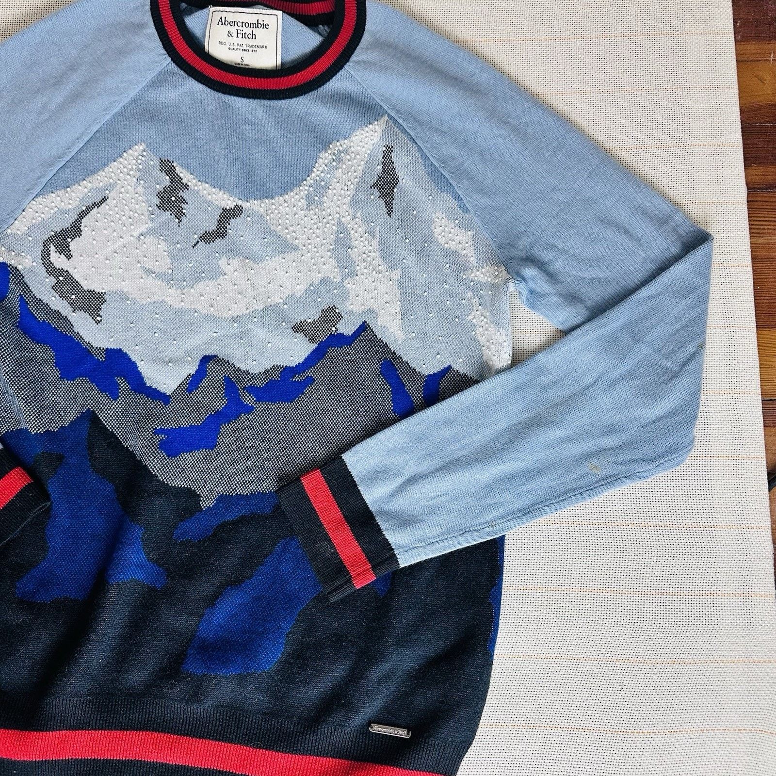 Abercrombie & Fitch Rare Abercrombie & Fitch Embellished Mountain Crew Sweater Size S / US 4 / IT 40 - 4 Thumbnail