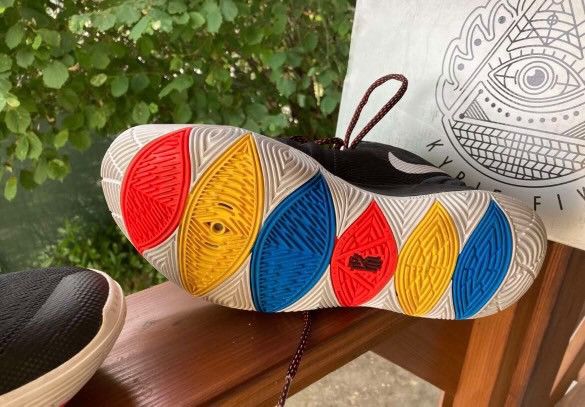 Nike Nike Kyrie Erving (Friends) Size US 10 / EU 43 - 5 Thumbnail