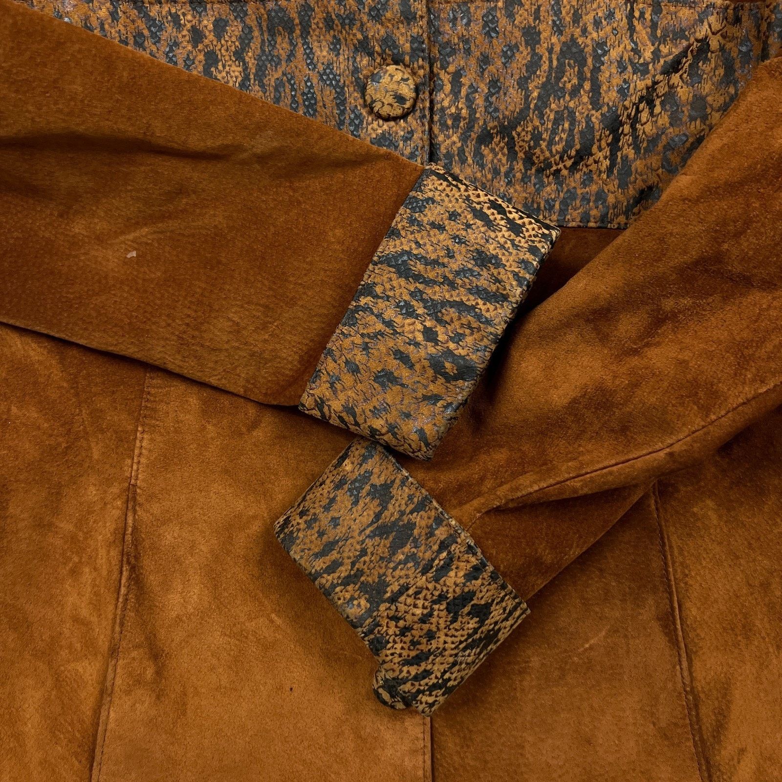 Danier × Vintage Vintage Danier Suede Patchwork Jacket Snake Leopard Print Size XS / US 0-2 / IT 36-38 - 4 Thumbnail