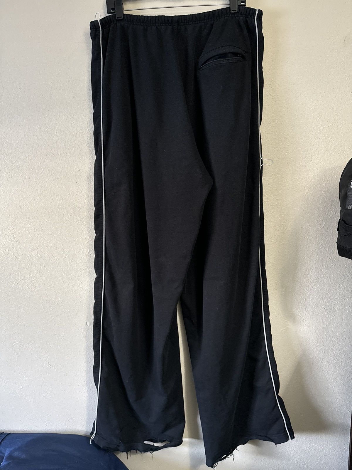 Balenciaga Summer 22 ‘Red Carpet’ 3B Sport Icon Sweatpants Size US 30 / EU 46 - 2 Thumbnail
