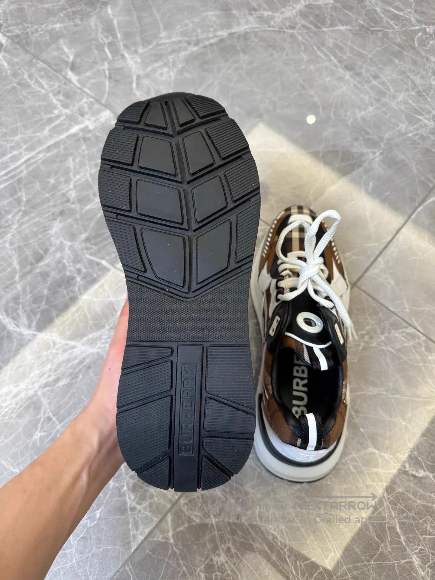 Burberry Brown Plaid Low. Size US 8 / EU 41 - 8 Thumbnail