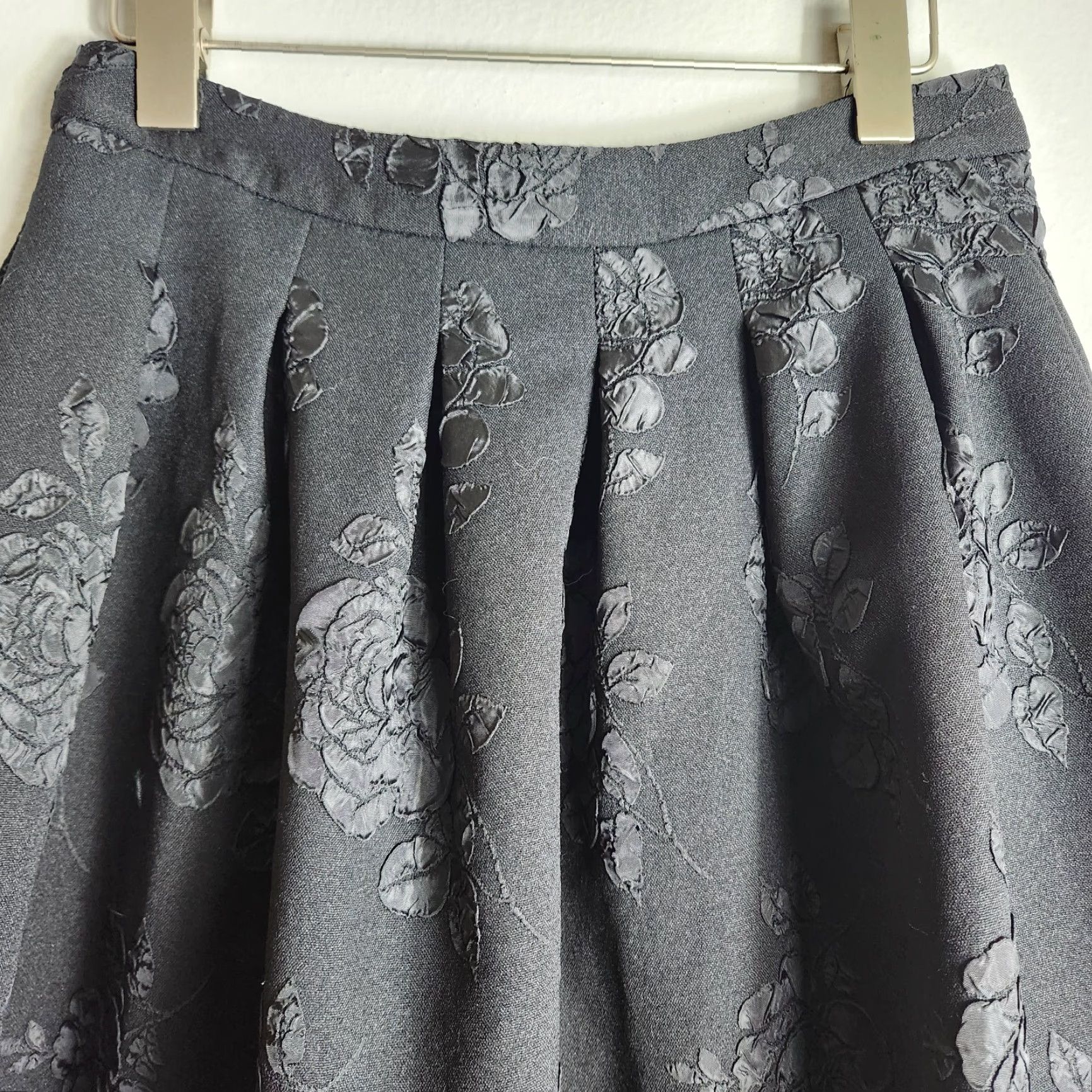 Vintage ELLE Skirt Women Knee Length Black Pleated Rose Applique Full Zip Polyester 6 City Floral Retro 90s Womens Size 28" / US 6 / IT 42 - 4 Thumbnail