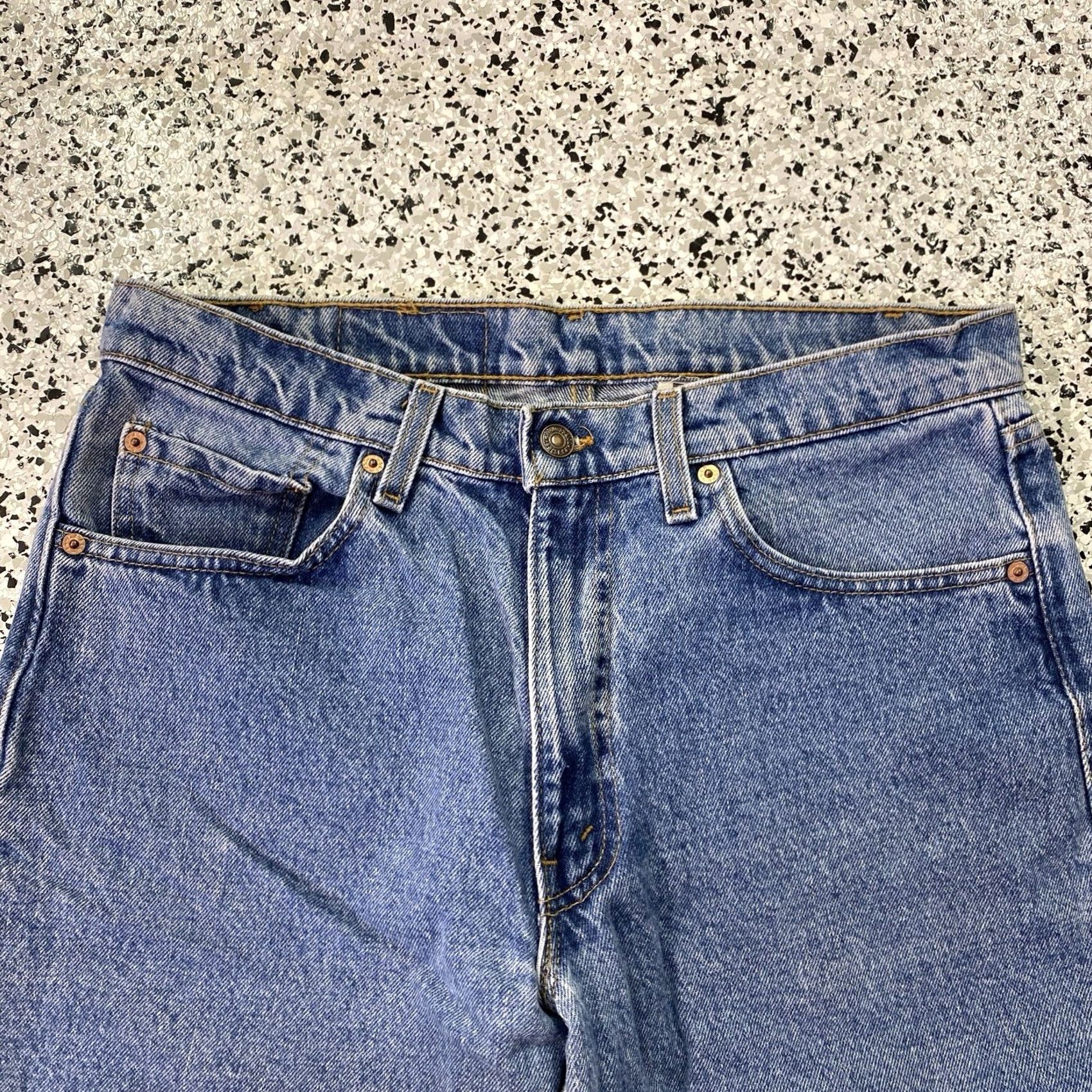 Levi's VINTAGE Levi's 505 Jeans Mens 32x33 CUT SHORT Blue Straight Denim USA MADE Jeans Mens 32 Regular 5-Pocket Design Medium Wash Bagged? Size US 32 / EU 48 - 3 Thumbnail