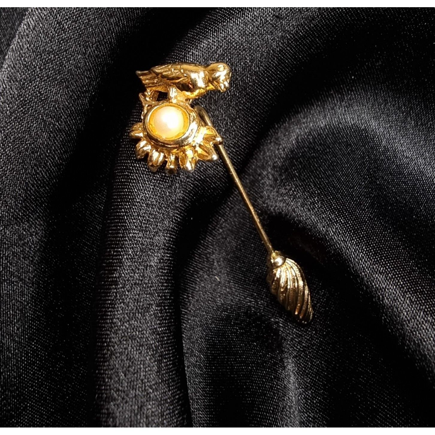 Vintage Vintage Gold-Tone Stick Pin With Bird & Faux Pearl Sunflower Size ONE SIZE - 1 Thumbnail