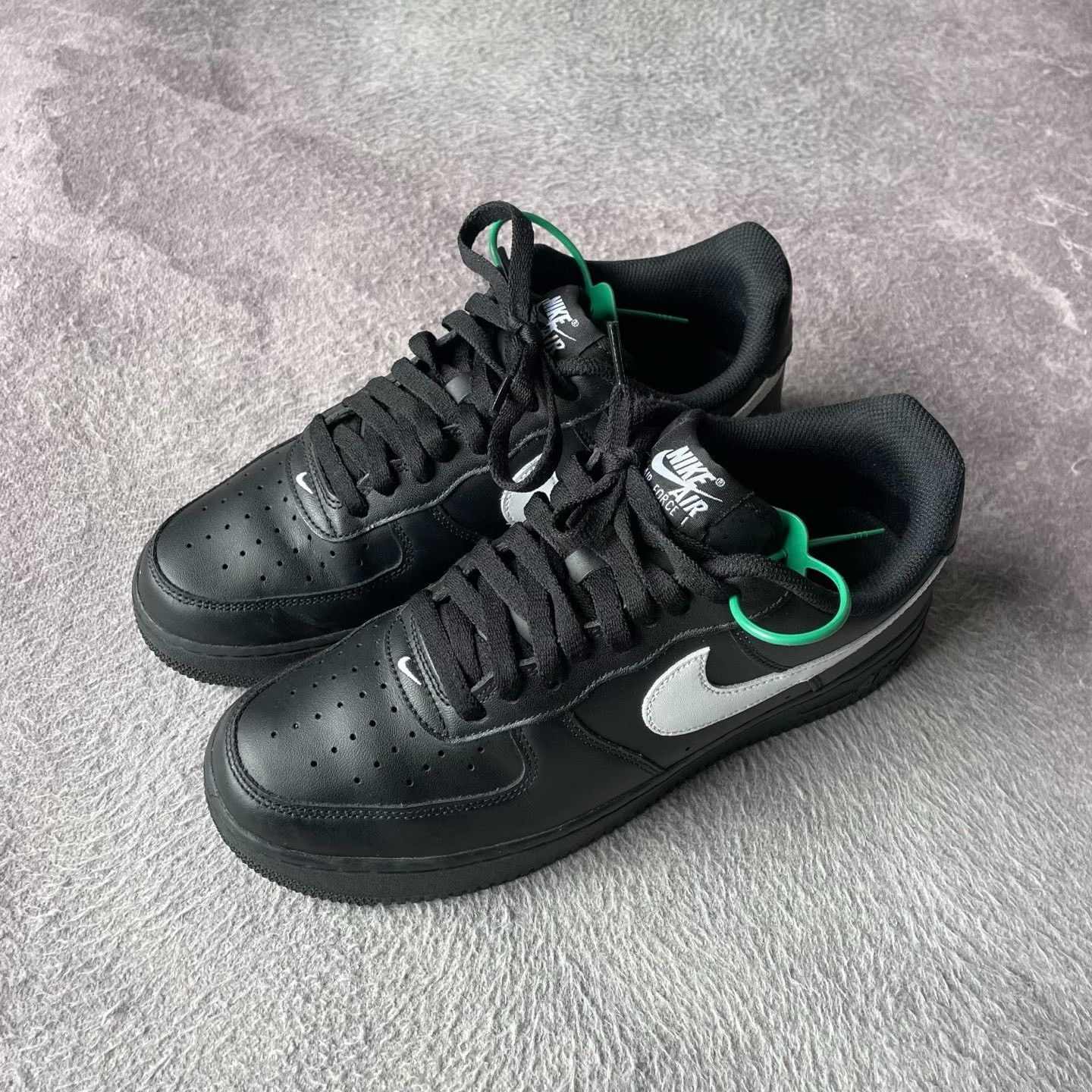 Nike Nike Black Lowtop Sneakers 42 Men Size US 9 / EU 42 - 1 Thumbnail