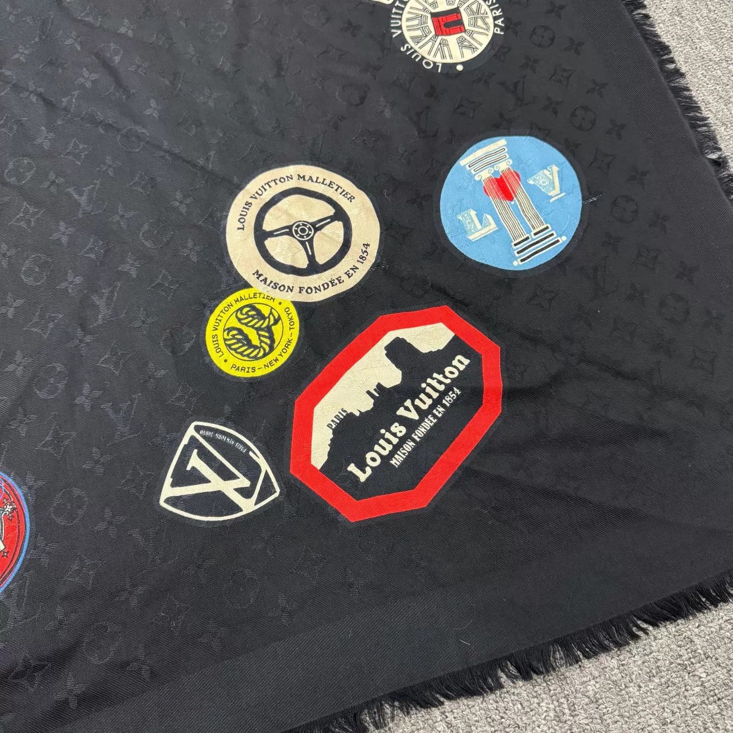 Louis Vuitton Louis Vuitton 140cm silk/wool monogram badge scarf 99new Size ONE SIZE - 2 Thumbnail