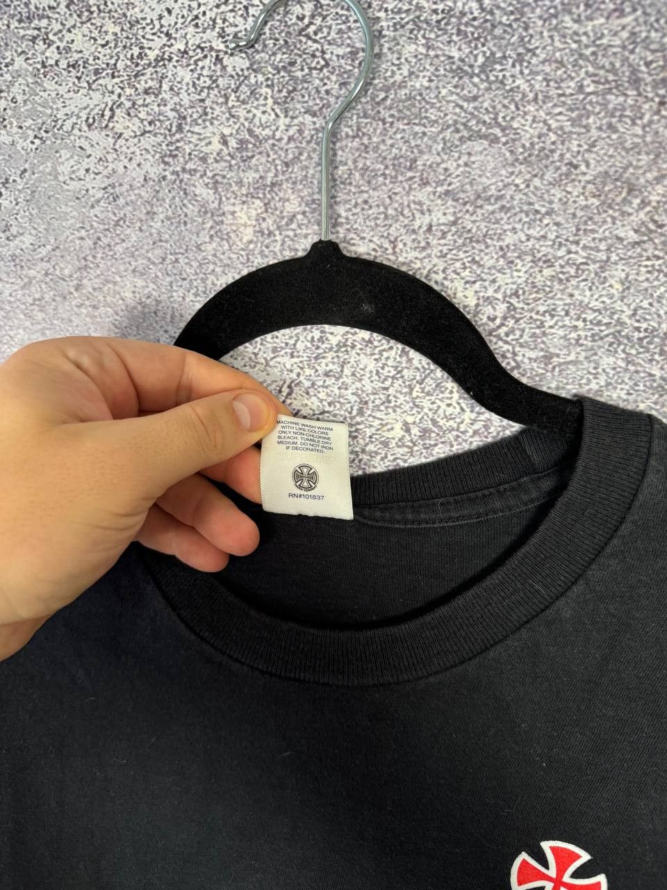 Independent Truck Co. × Supreme T-Shirt FW17 Supreme x Independent Old English Nera Taglia Size US M / EU 48-50 / 2 - 11 Thumbnail