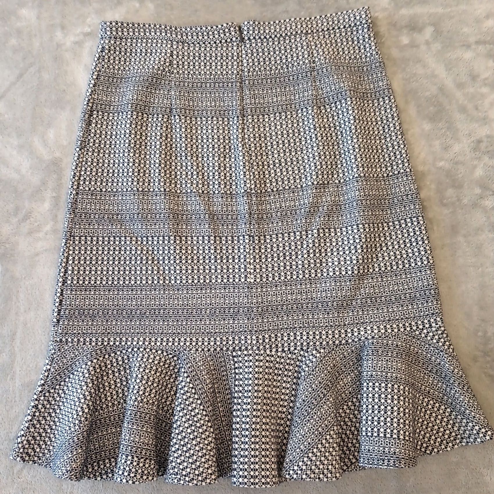 Banana Republic Banana Republic Blue Geometric Knit Lined Ruffle Accent Pencil Skirt Size 4 Size 27" / US 4 / IT 40 - 2 Thumbnail