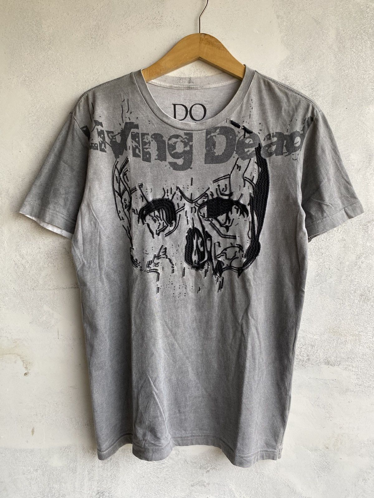 Japanese Brand Vintage Y2K Skull Living Dead Tee Size US S / EU 44-46 / 1 - 1 Thumbnail