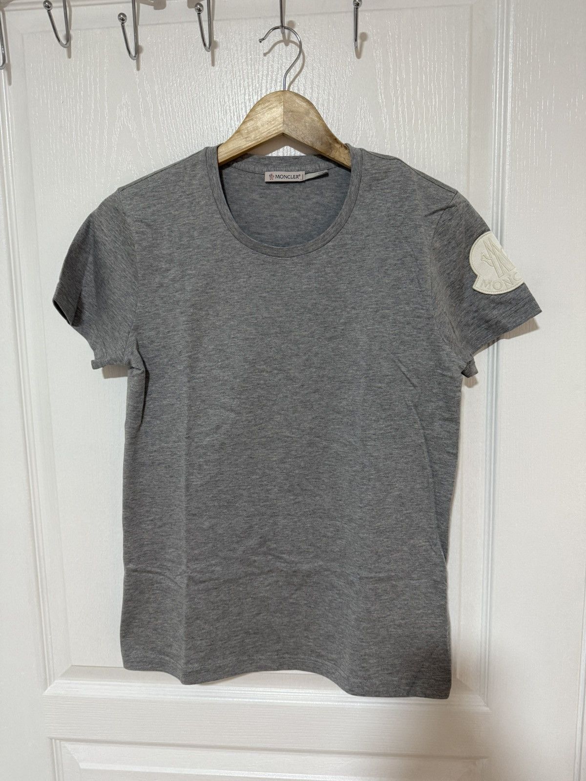 Moncler Brand new Moncler grey logo tshirt size small Size S / US 4 / IT 40 - 1 Thumbnail