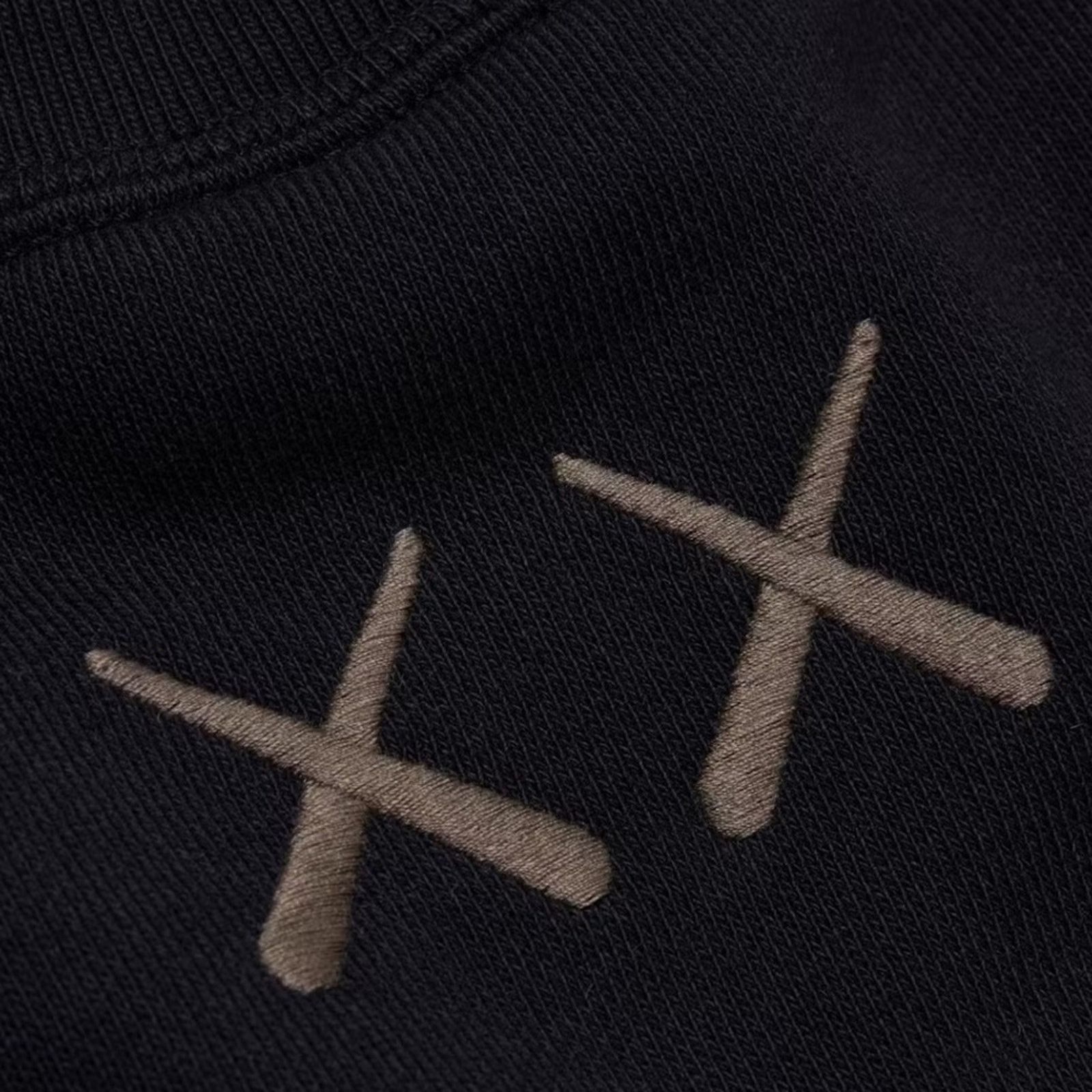 Kaws × Uniqlo NEW UNIQLO x KAWS Crewneck Sweatshirt Black Size Small Black Size US S / EU 44-46 / 1 - 4 Thumbnail