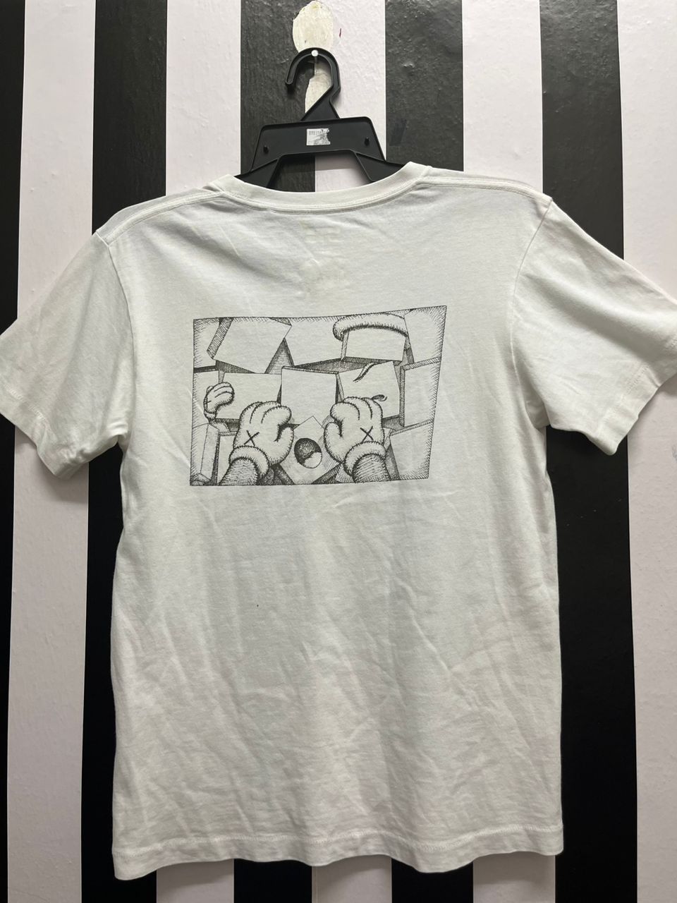 Kaws × Uniqlo Uniqlo Kaws Pocket Tee Size US S / EU 44-46 / 1 - 1 Thumbnail