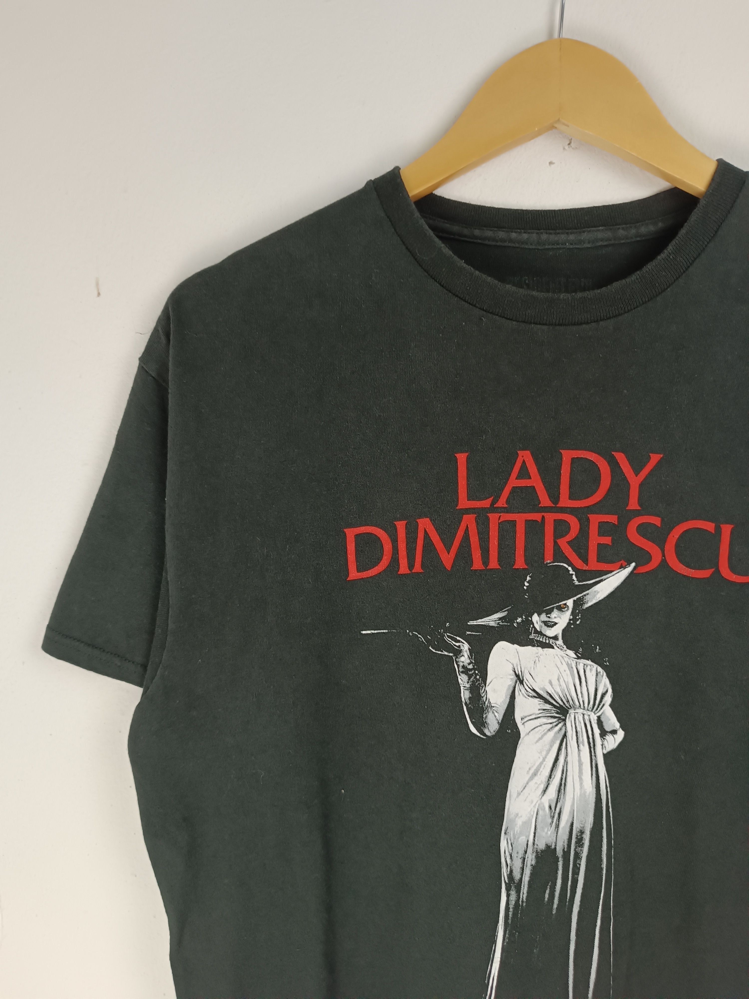 Microsoft RESIDENT EVIL VILLAGE LADY DIMITRESCU VILLAIN VERY RARE TEE Size US L / EU 52-54 / 3 - 5 Thumbnail