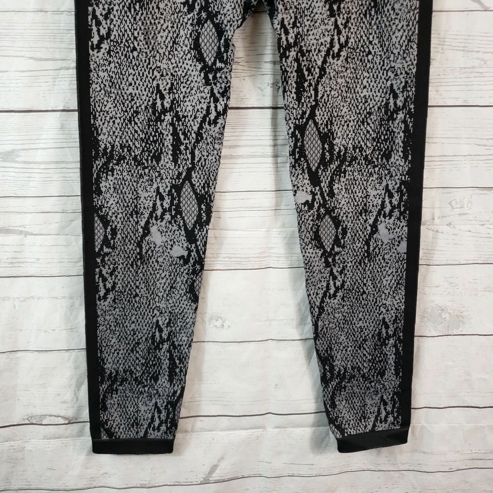 Fabletics Fabletics Womens High Waisted Seamless Snakeskin 7/8 Leggings Sz Small Black Size 28" / US 6 / IT 42 - 5 Thumbnail