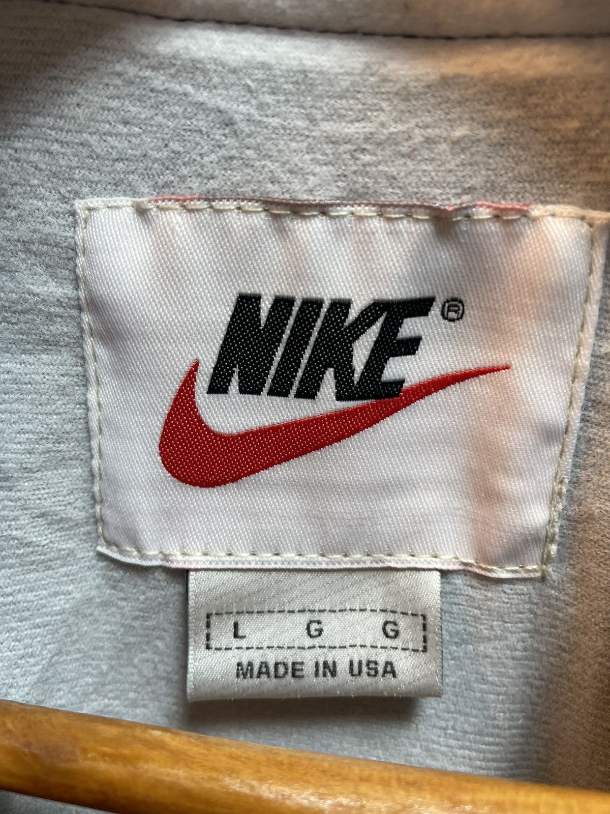 Nike Vintage Nike Center Swoosh V-Neck Windbreaker Size US L / EU 52-54 / 3 - 4 Thumbnail