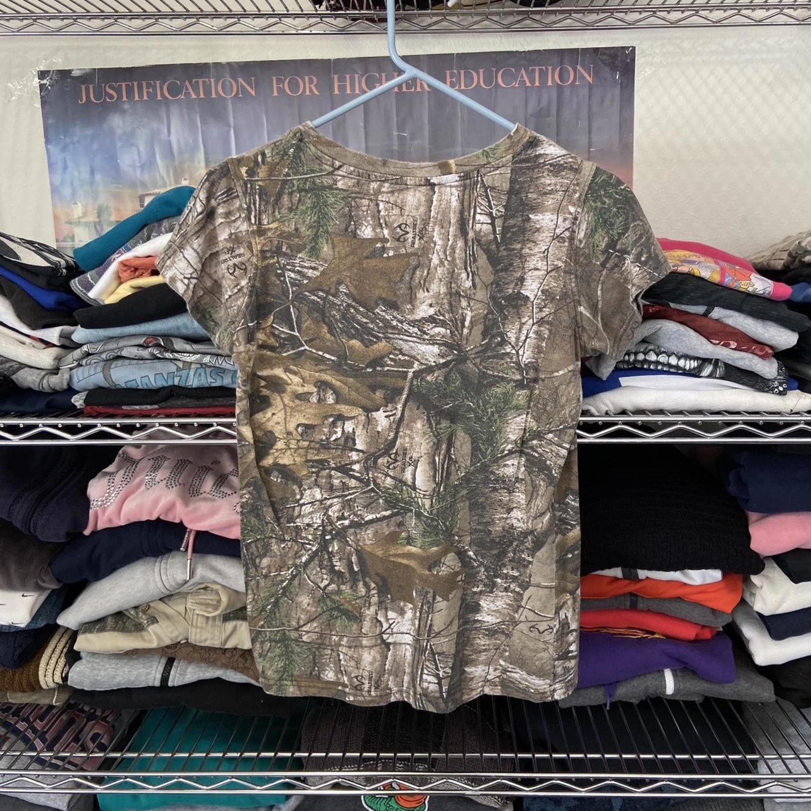 Magliano Magellan outdoors Womans Realtree Camo V-neck tee shirt Size S / US 4 / IT 40 - 4 Thumbnail