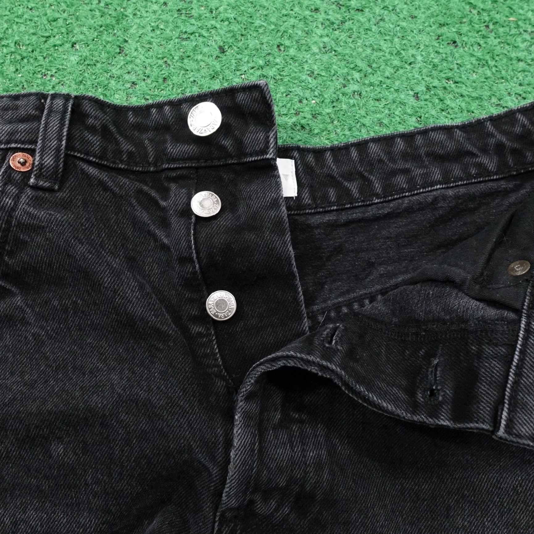 Zara VINTAGE Zara Shorts Women 10 Denim High Rise Raw Hem Distressed Button Fly Casual Summer Size 32" / US 10 / IT 46 - 7 Thumbnail