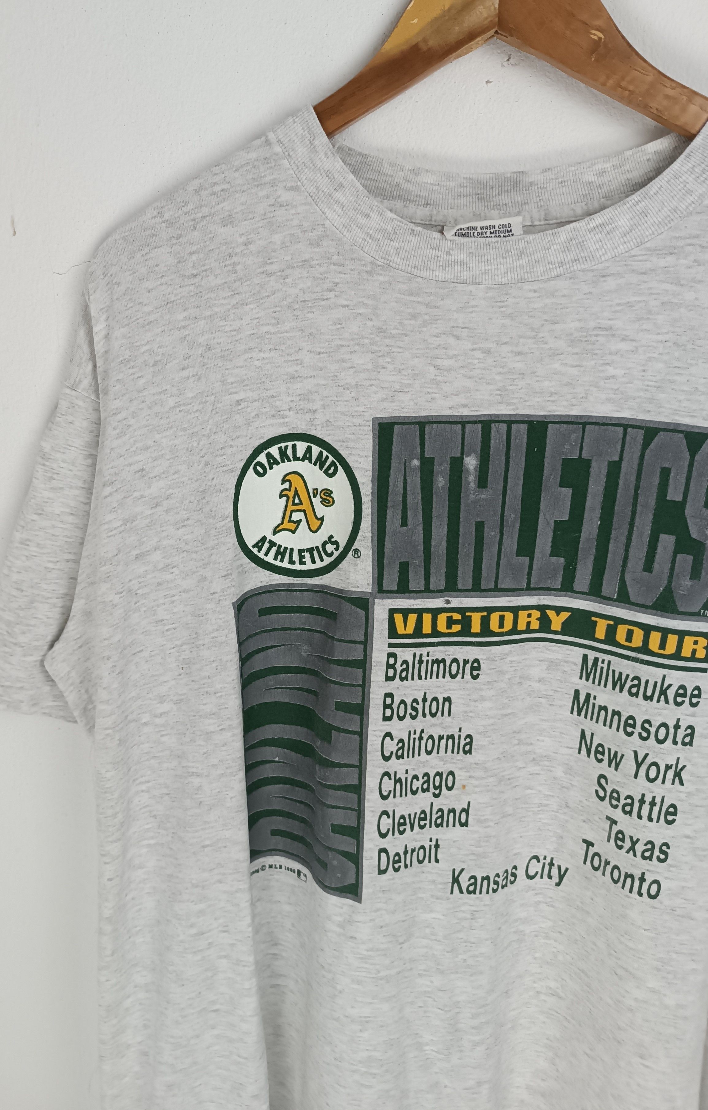 MLB VINTAGE '89 OAKLAND ATHLETICS MLB VICTORY TOUR VERY RARE Size US XL / EU 56 / 4 - 5 Thumbnail