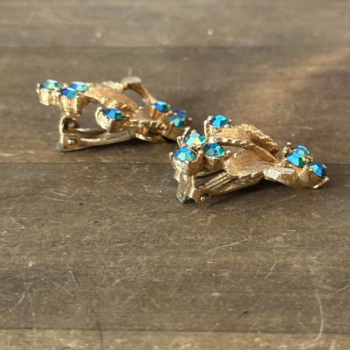 Vintage Vintage gold tone Aurora Borealis leaves clip on earring Size ONE SIZE - 5 Thumbnail