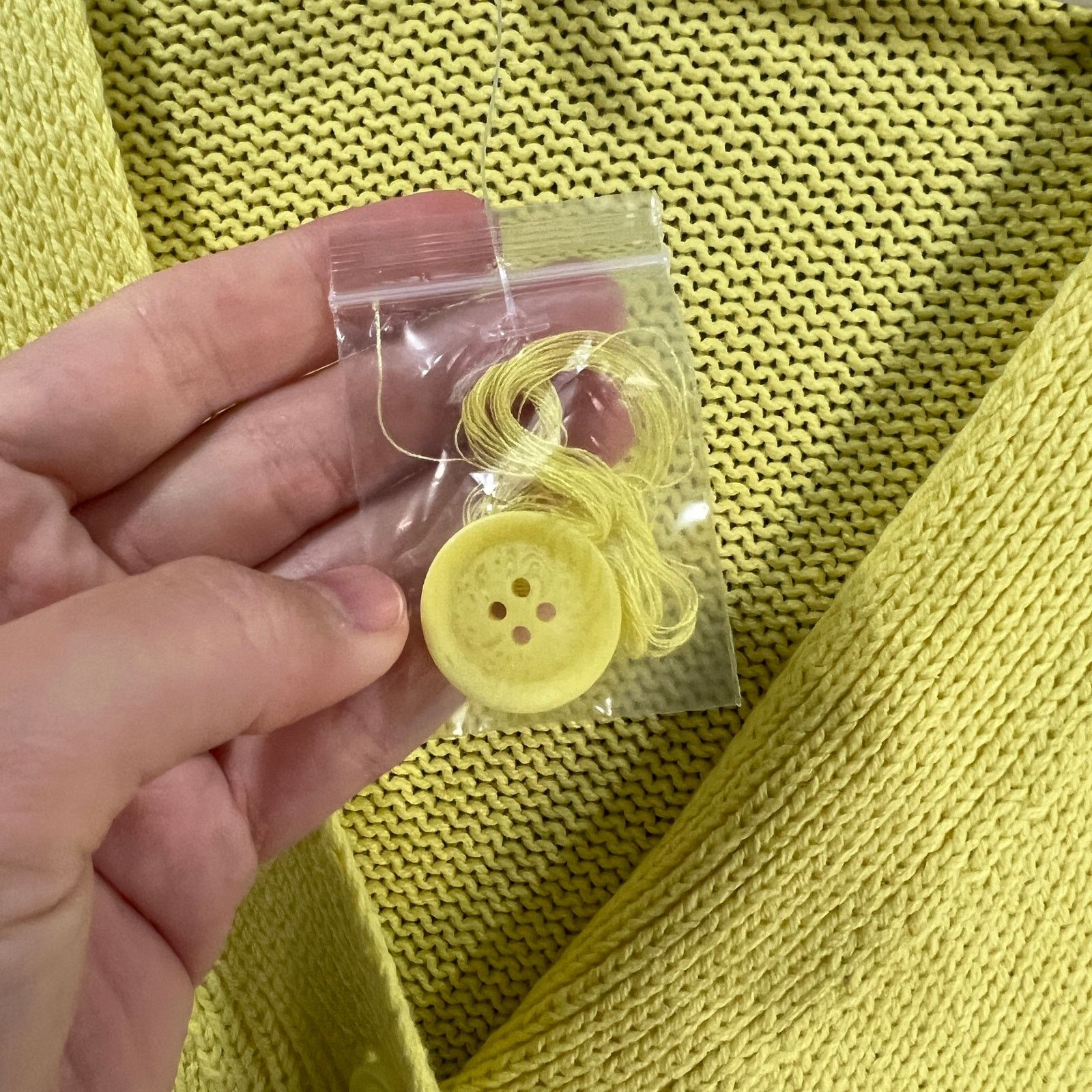 Other Girl With Curves Button-Front V-Neck Cardigan Lemon Size L / US 10 / IT 46 - 9 Thumbnail