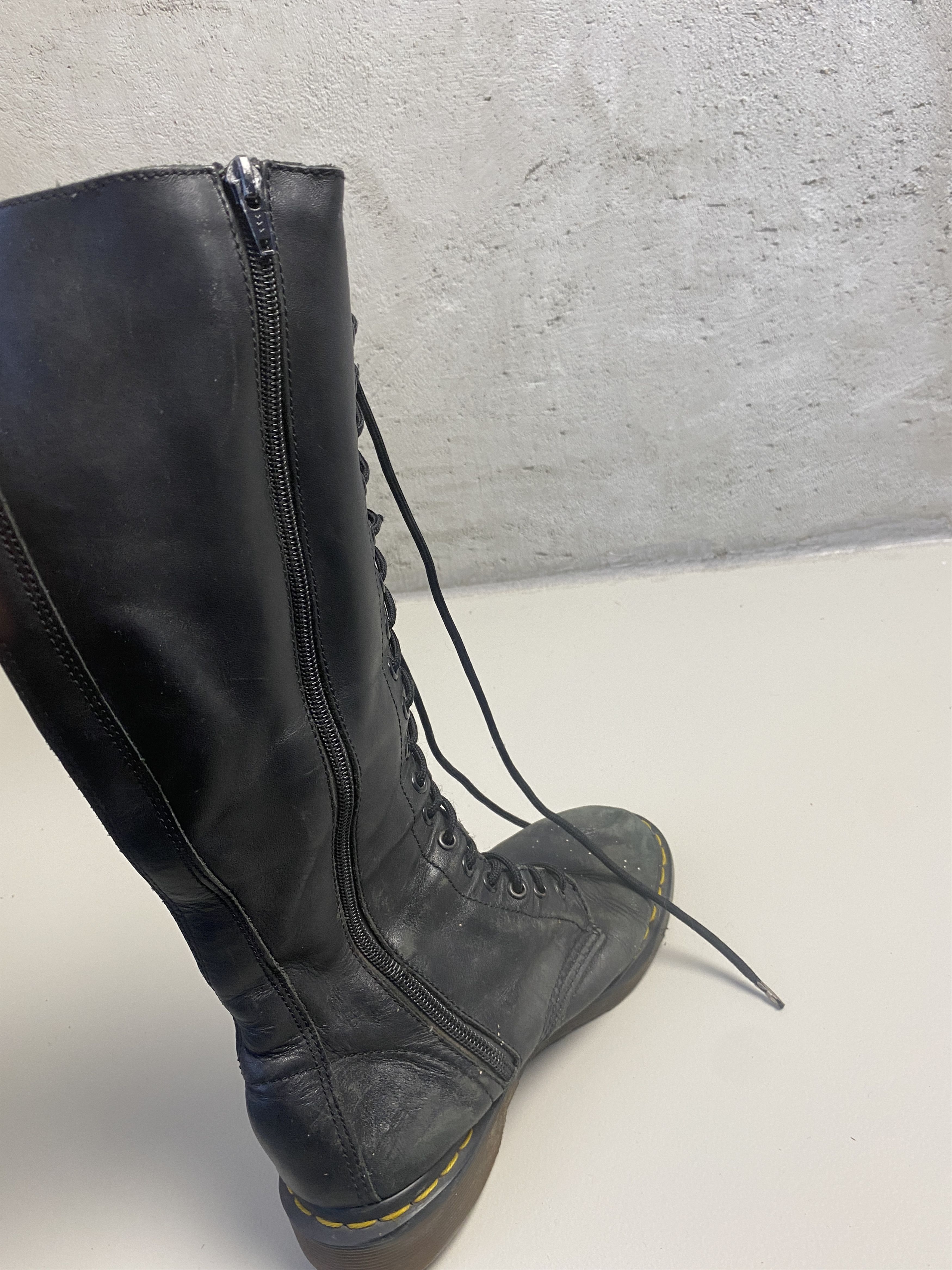 Dr. Martens Dr Martens 11550 Eyelett Skulls Knee High Lace boots Size US 7 / IT 37 - 9 Thumbnail