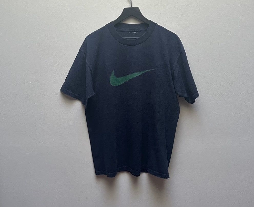 Nike Y2K Nike Large Center Swoosh Logo T-Shirt Size US L / EU 52-54 / 3 - 1 Thumbnail
