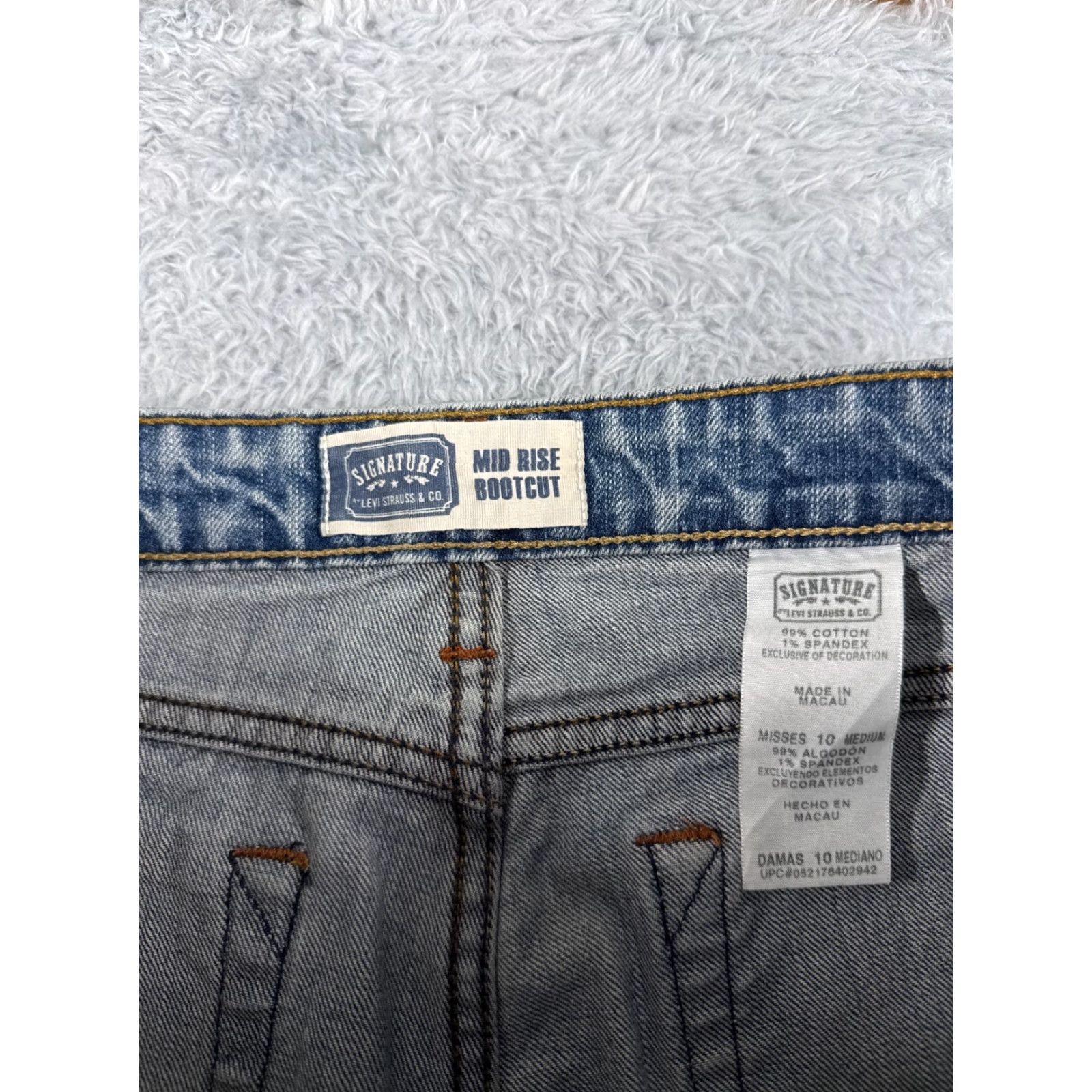 Levi's Levis Jeans Womens 10 Blue Denim Bootcut Mid Rise Cotton Blend 30x30 Regular 5-Pocket Design Western Fashion Mens? Wait. end. Size 32" / US 10 / IT 46 - 6 Thumbnail