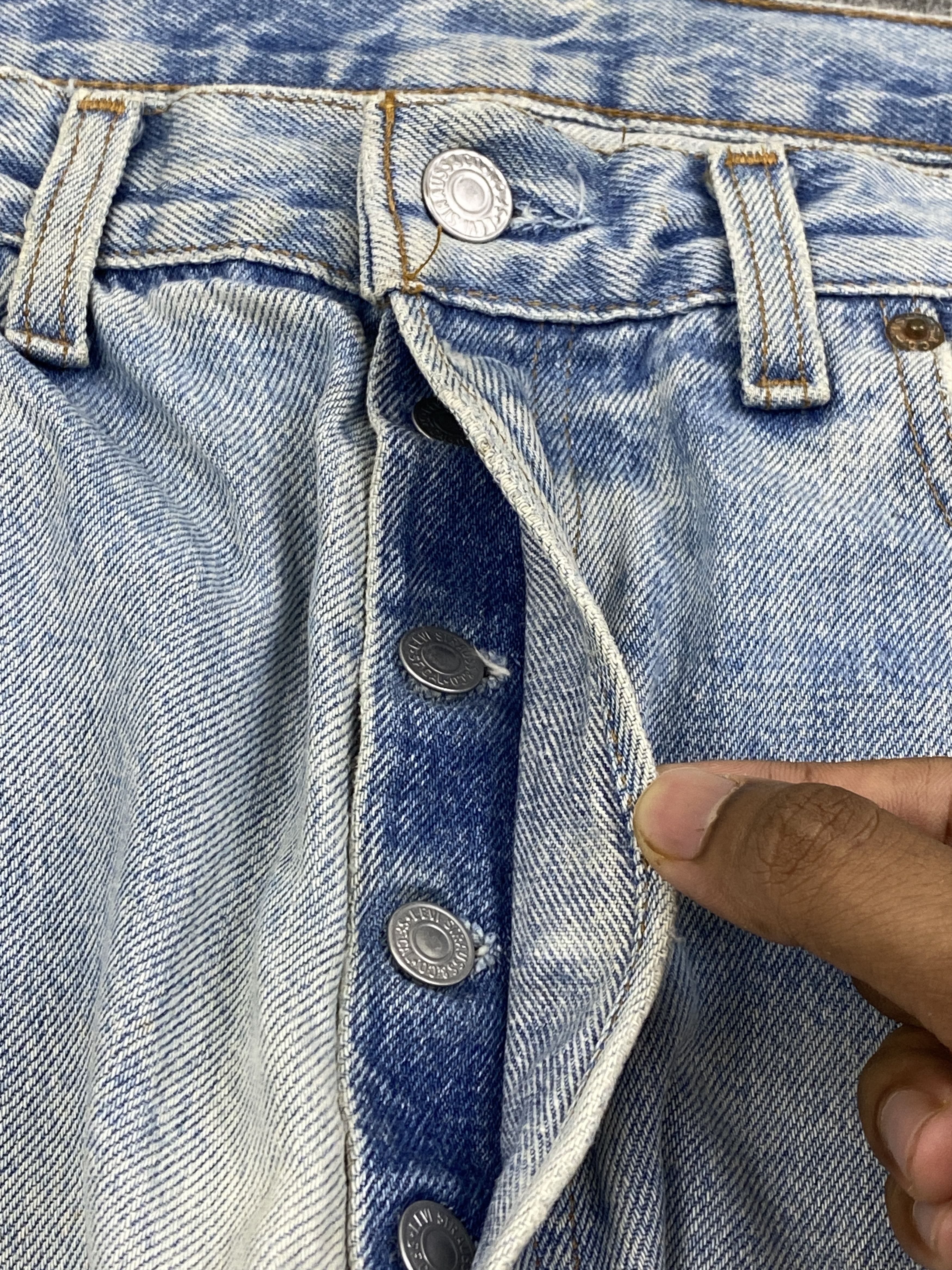 Levi's Vintage Levis 501 Light Blue Wash Denim DP2808 Size US 33 - 14 Thumbnail