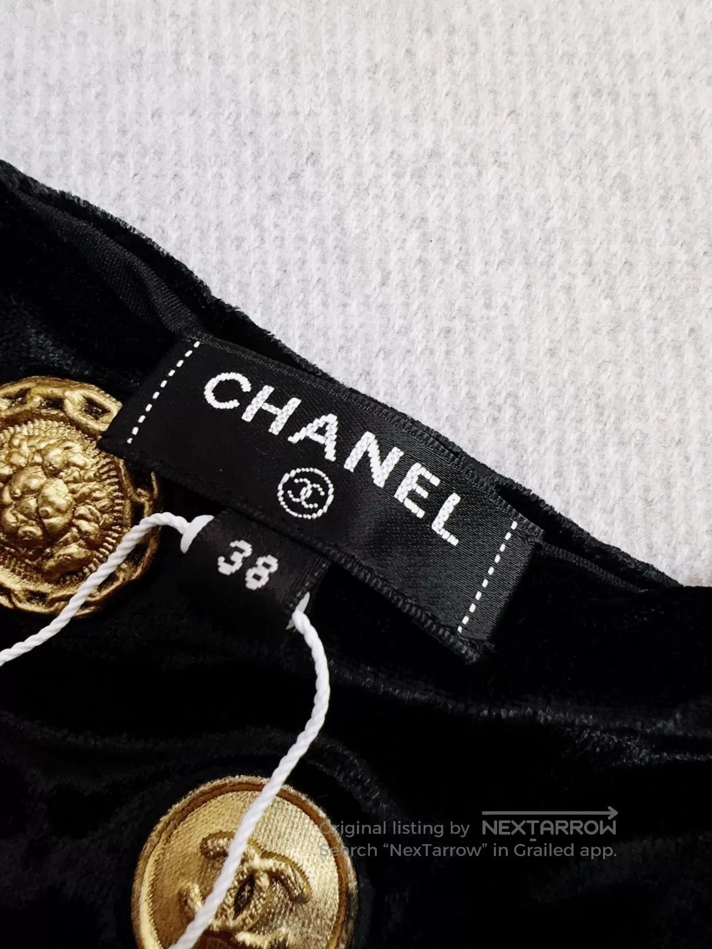 Chanel black velvet sleeveless top with gold embellishments. Size US M / EU 48-50 / 2 - 6 Thumbnail
