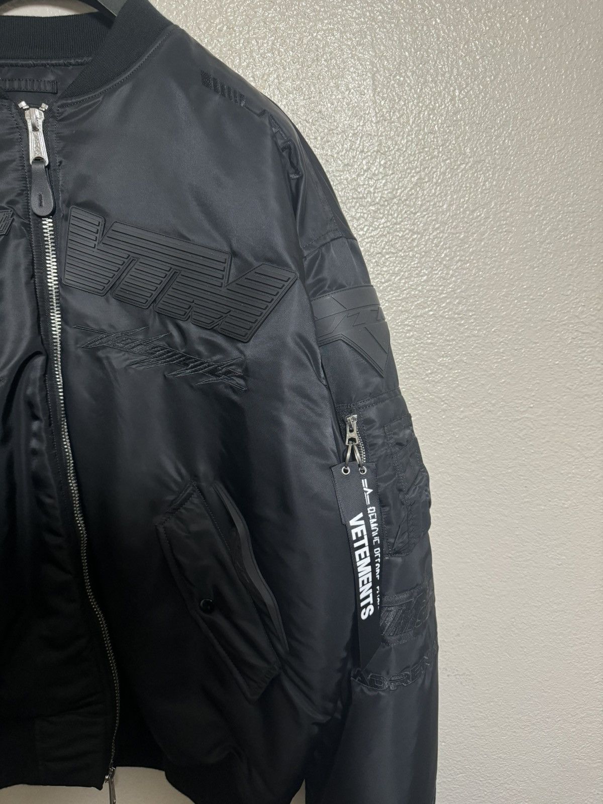 Vetements Vetements X Alpha Industries Blackout Racing Bomber Size US L / EU 52-54 / 3 - 3 Thumbnail