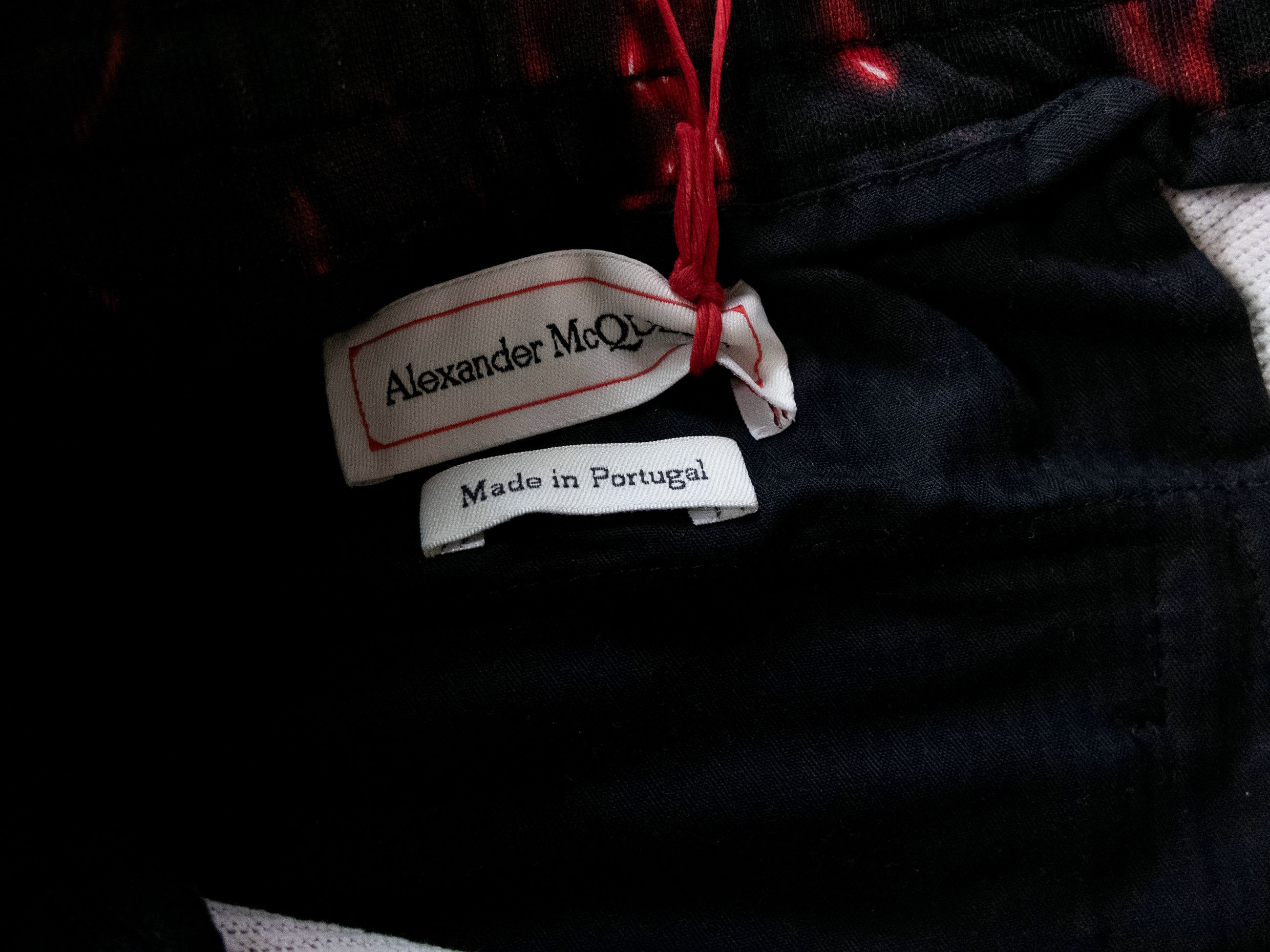 Alexander McQueen ALEXANDER MCQUEEN red & black Wax Floral shorts Medium NWT Size US 32 / EU 48 - 7 Thumbnail