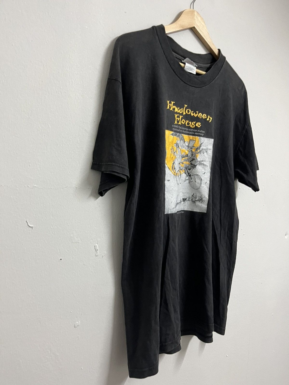 Vintage 💥Sunfaded Howloween House Krista Harris Design Horror Tee Size US L / EU 52-54 / 3 - 9 Thumbnail
