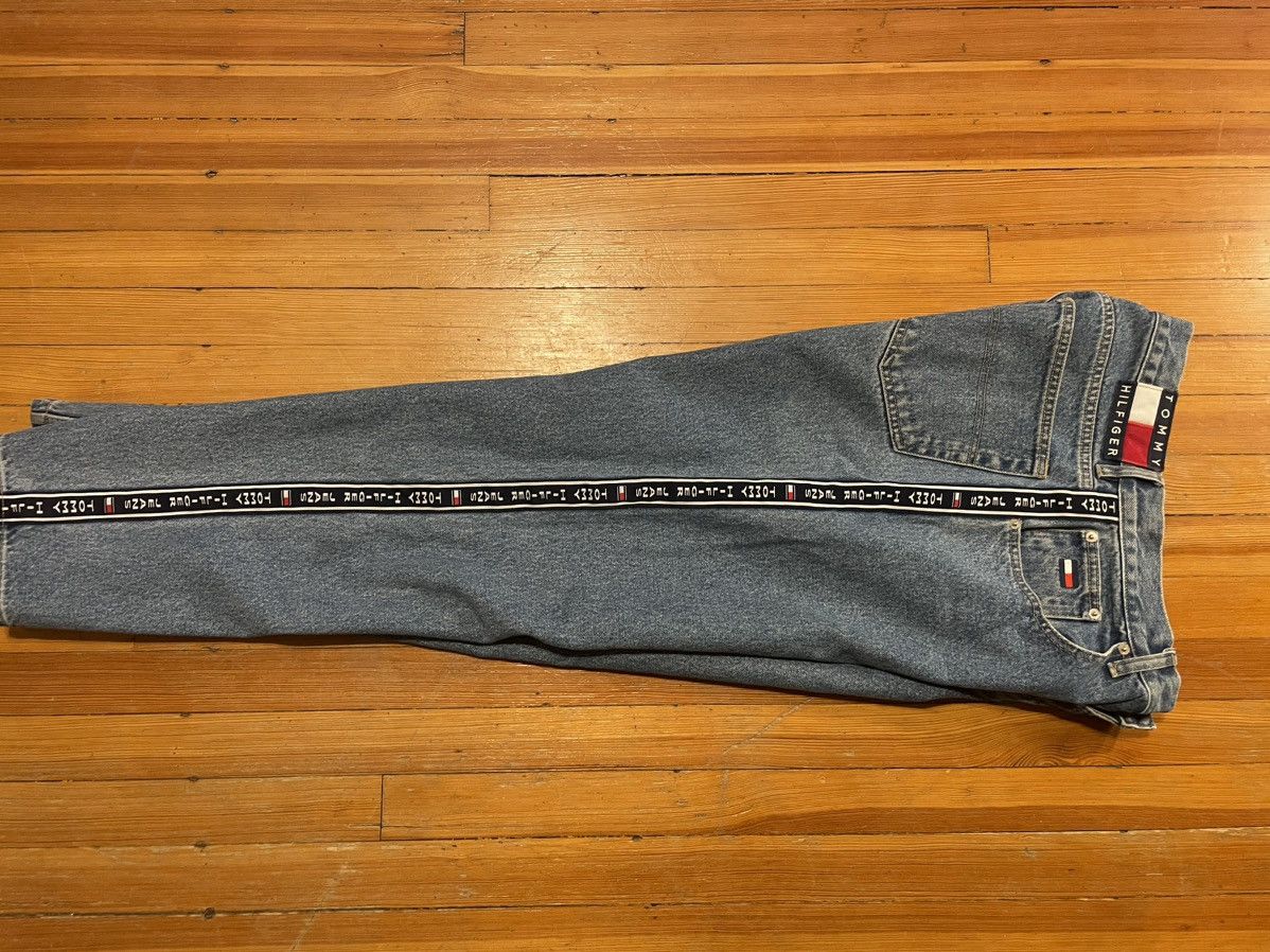 Tommy Hilfiger × Vintage Vintage Tommy Hilfiger spellout jeans 32x32 Size US 32 / EU 48 - 4 Thumbnail