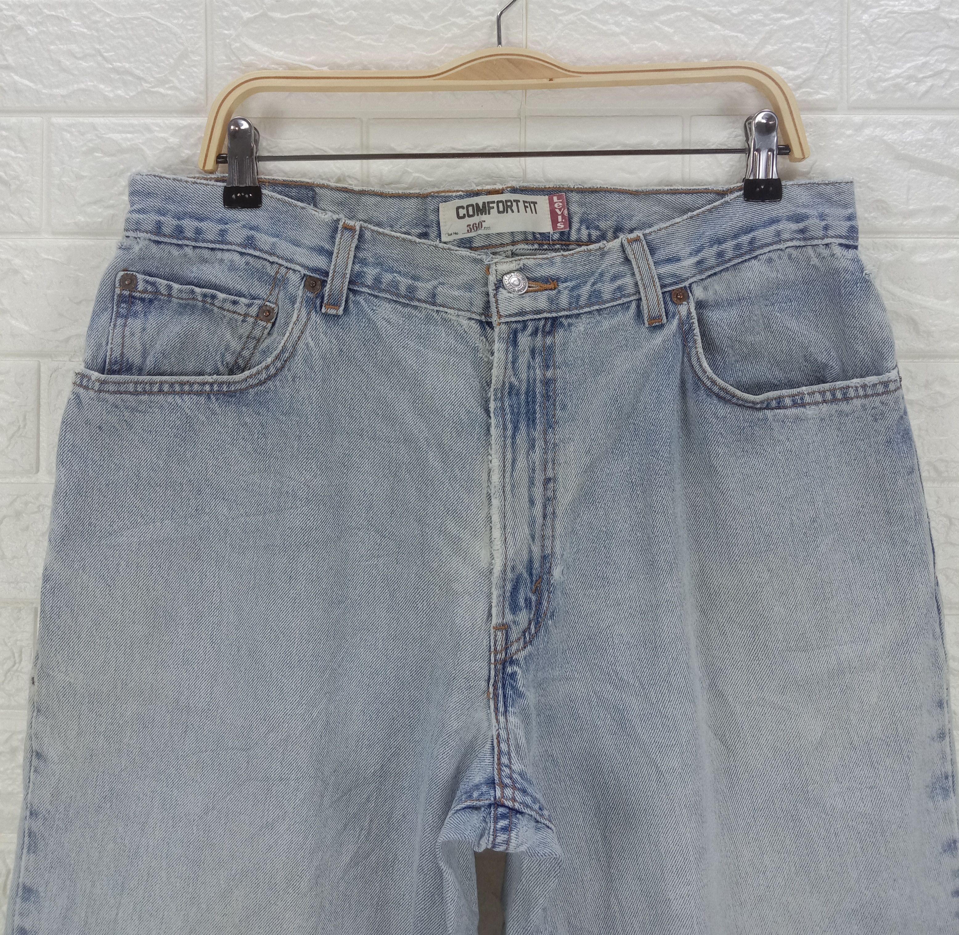 Levi's Vintage Levi's 560 Light Wash Jeans Comfort Fit Denim Size US 35 - 2 Thumbnail