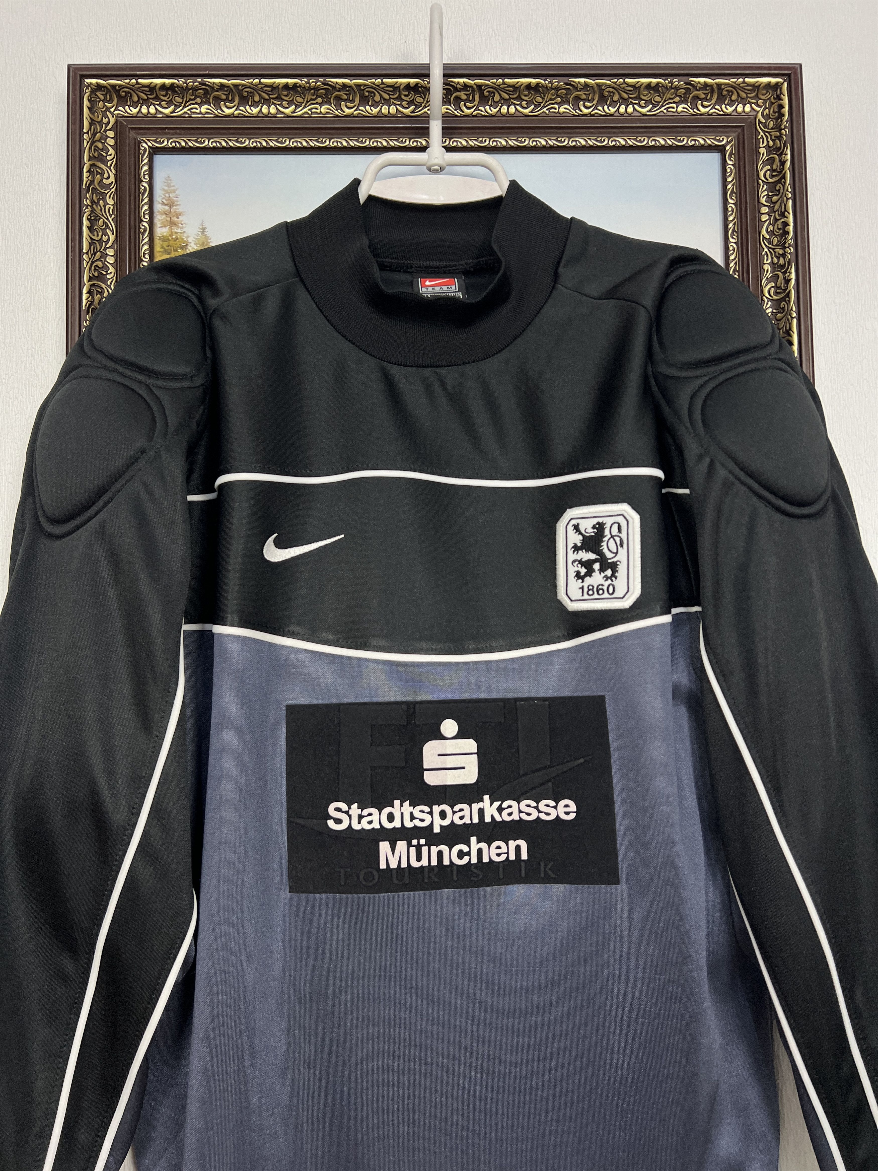 Nike 1860 Munich Special football shirt Goalkeeper Jersey Trikot Size US S / EU 44-46 / 1 - 2 Thumbnail