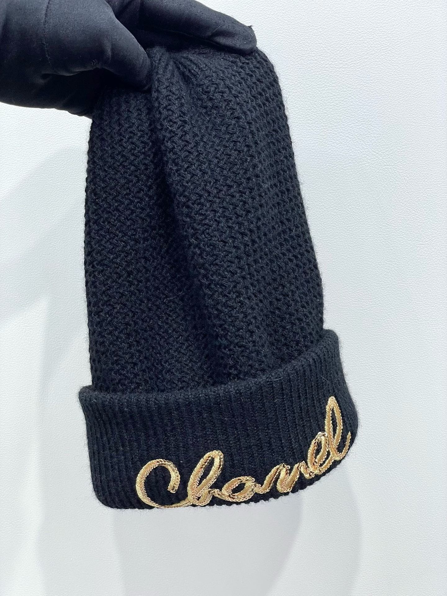 Chanel Chanel 22A Black Gold Sequin Logo Beanie Size ONE SIZE - 1 Thumbnail