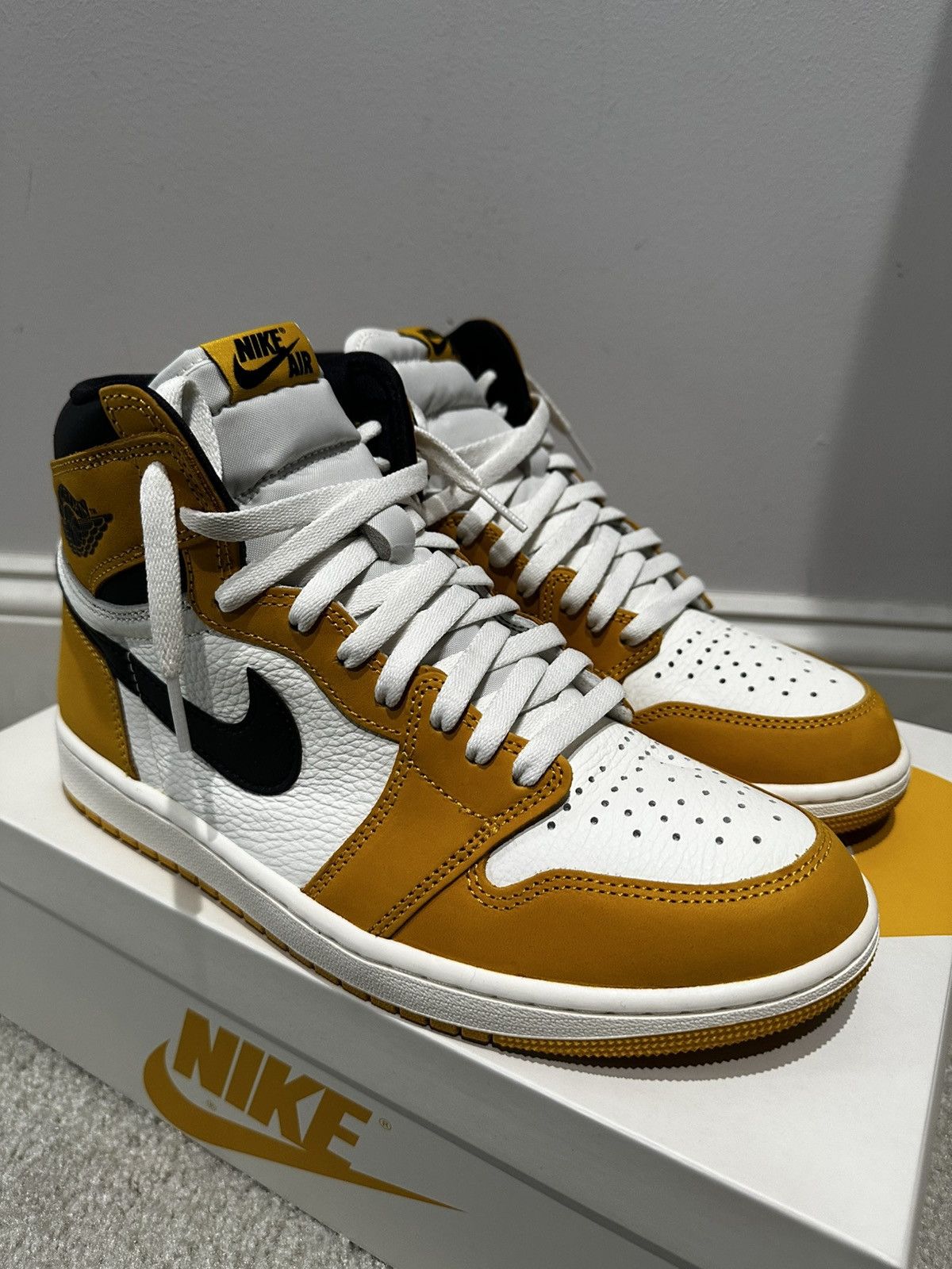 Jordan Brand Air Jordan 1 High OG Yellow Ochre Size US 9 / EU 42 - 1 Thumbnail