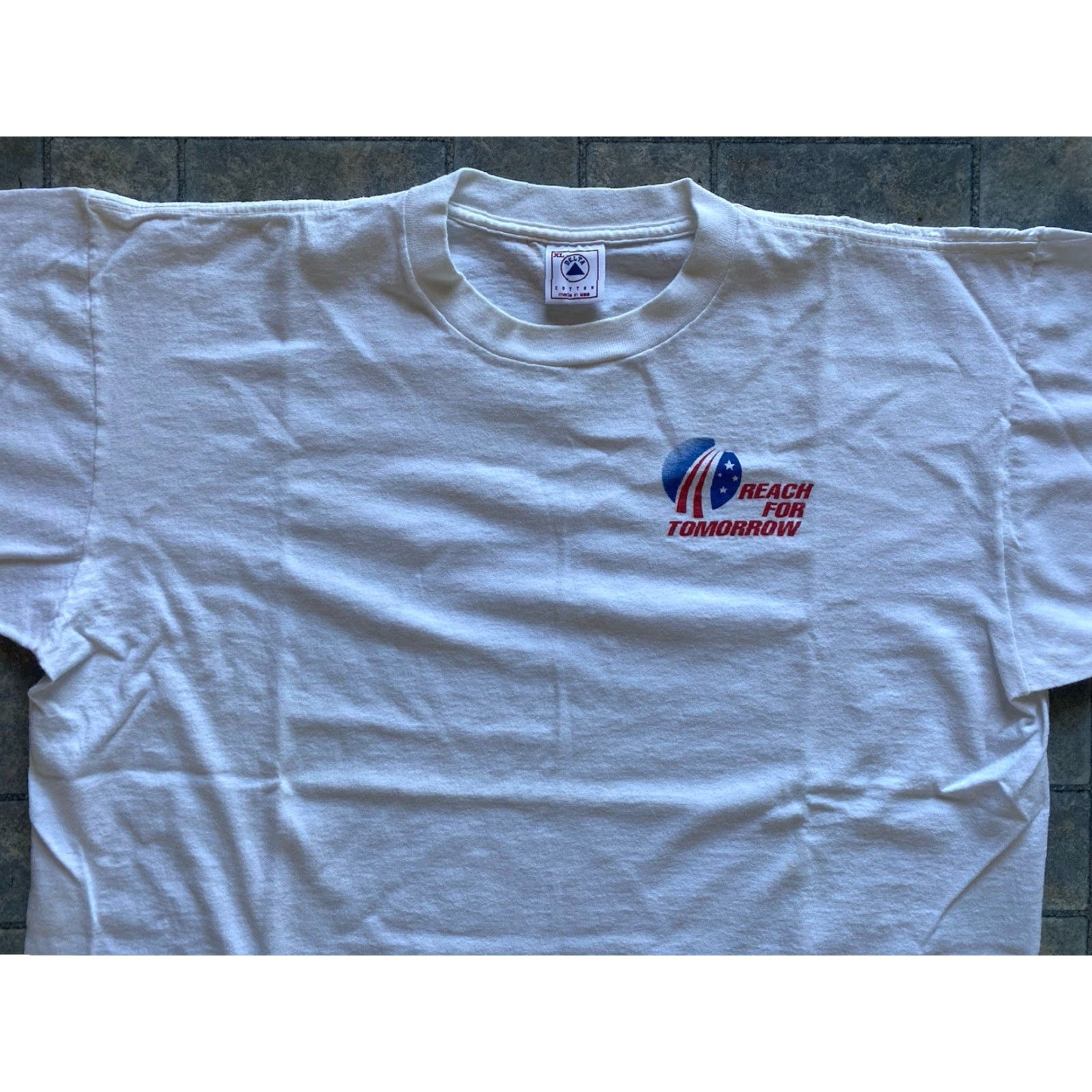 Delta VINTAGE Delta T-Shirt Mens XL White Reach For Tomorrow United States Made In USA Single Stitch Shirt Size US XL / EU 56 / 4 - 4 Thumbnail