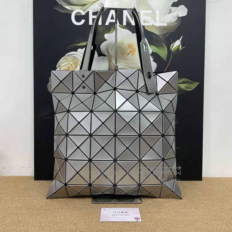 Issey Miyake Issey Miyake Silver Quilted Handbag Shoulder Bag Size ONE SIZE - 1 Thumbnail