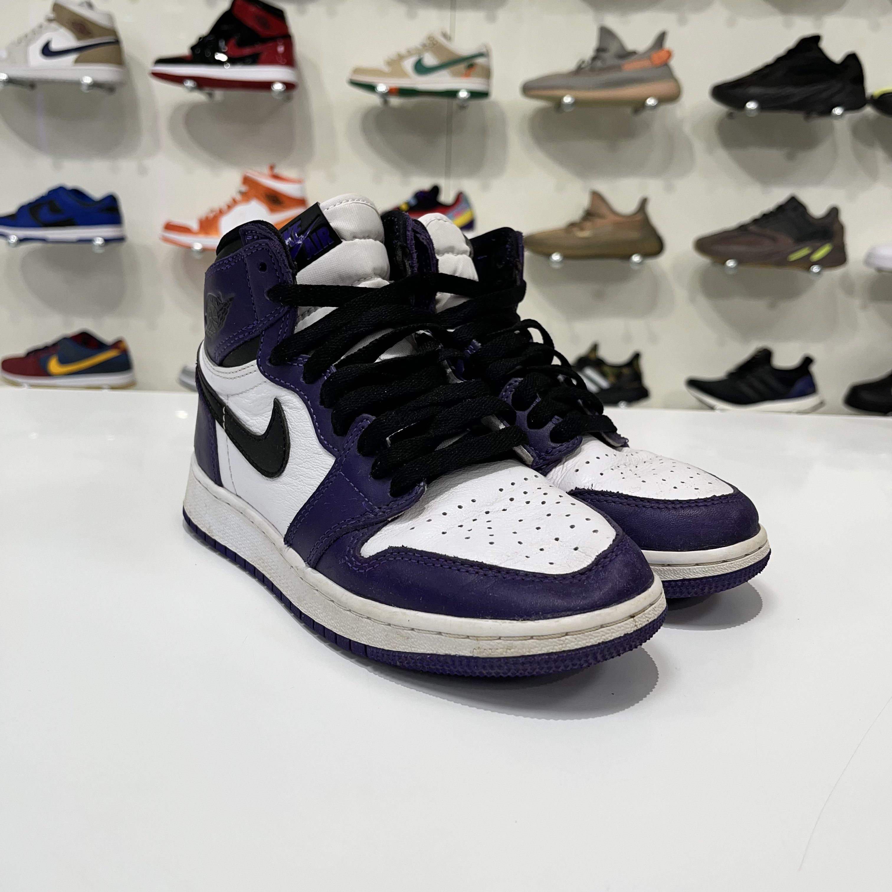 Nike Jordan 1 Retro High Court Purple White (GS) Size US 4 / IT 34 - 8 Thumbnail